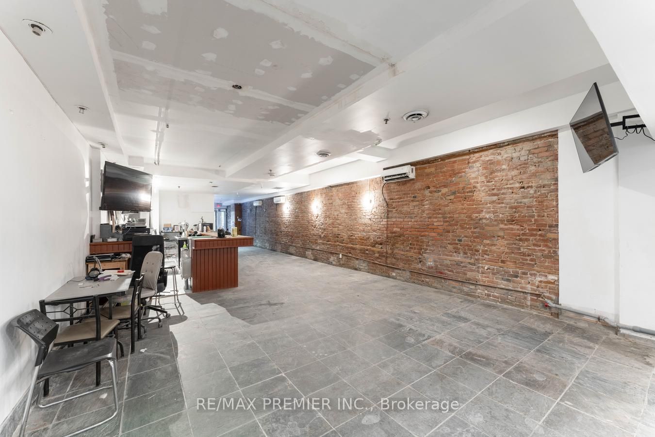 365 King Street W Main Floor Property Photo 14