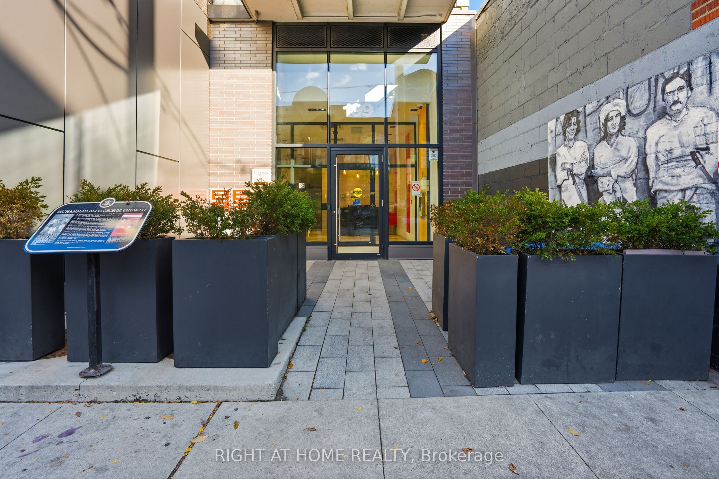 109 Ossington Avenue 406 Property Photo 2