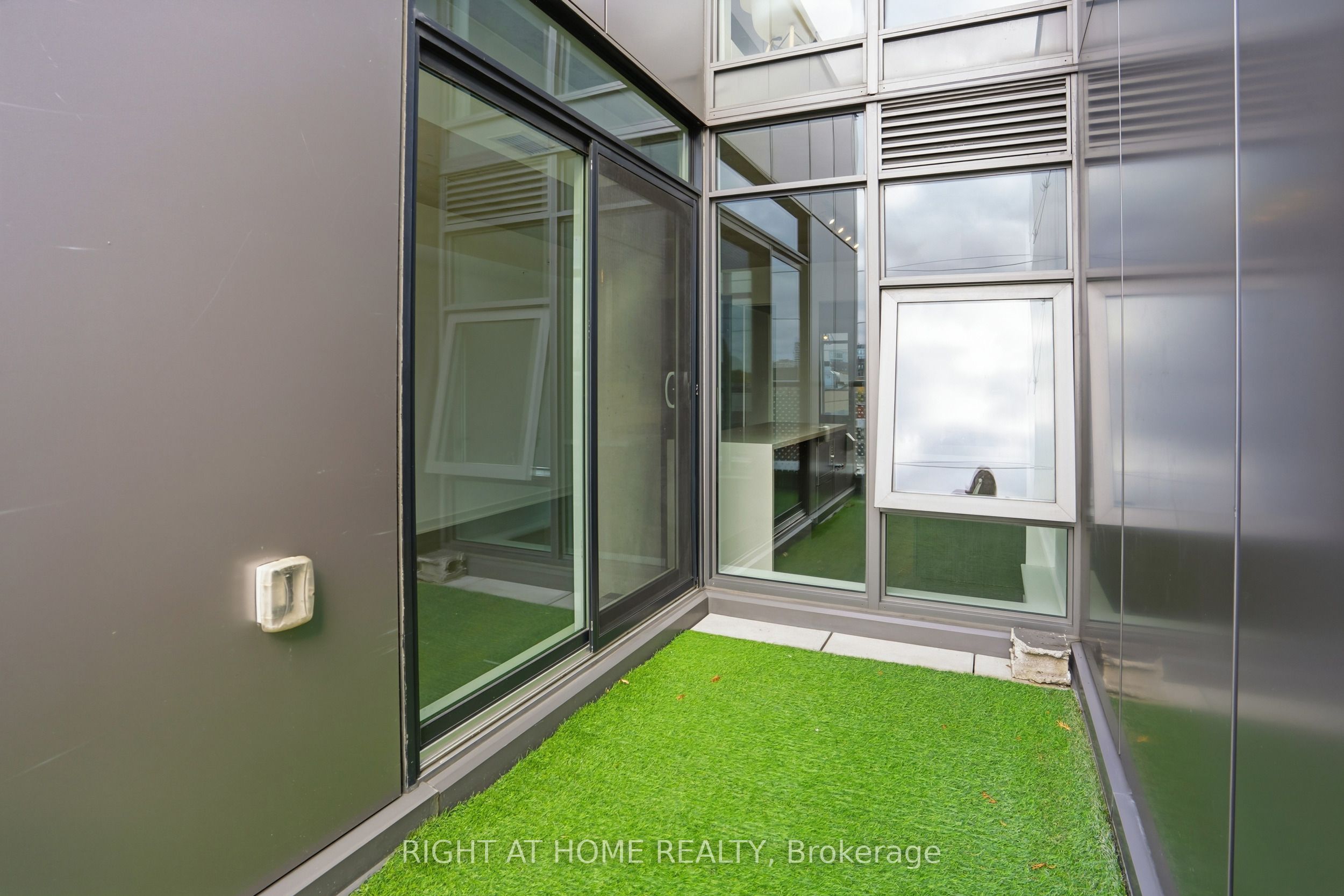 109 Ossington Avenue 406 Property Photo 17