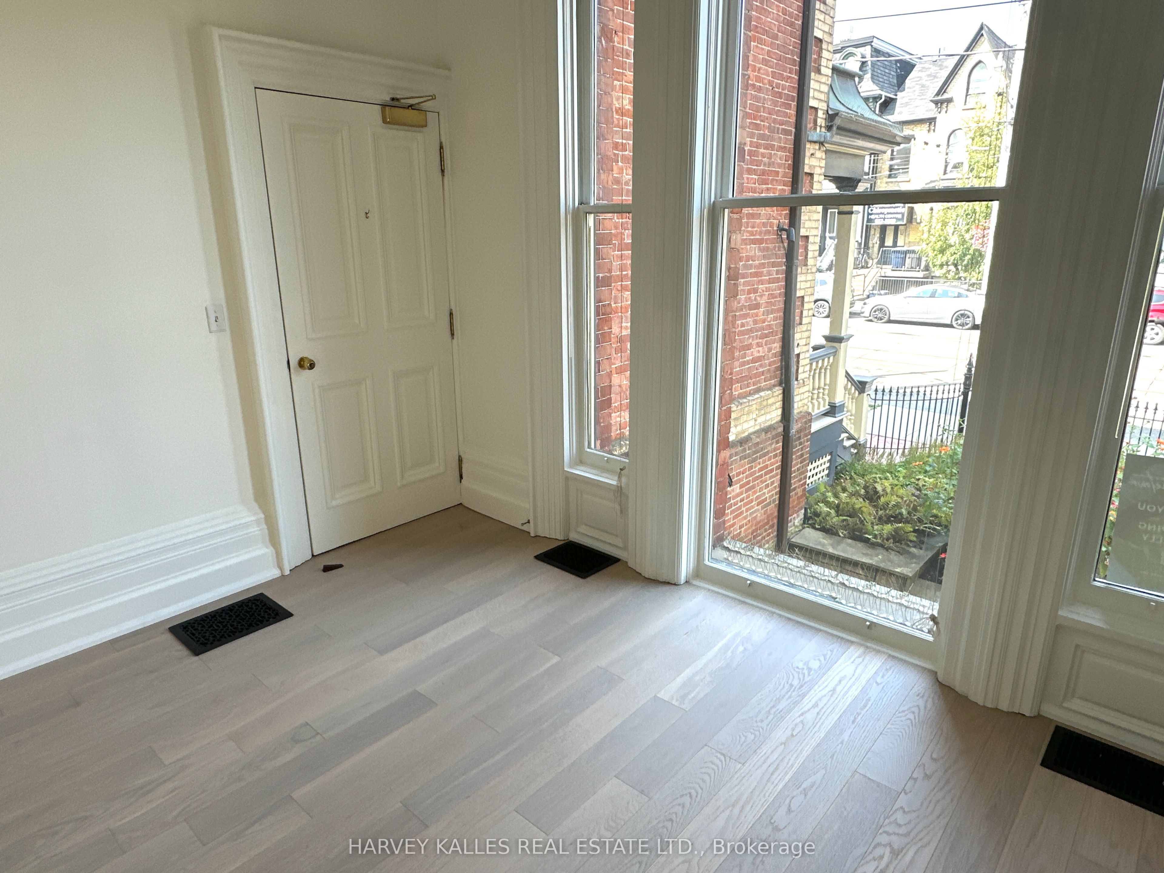 211 Carlton Street Property Photo 7