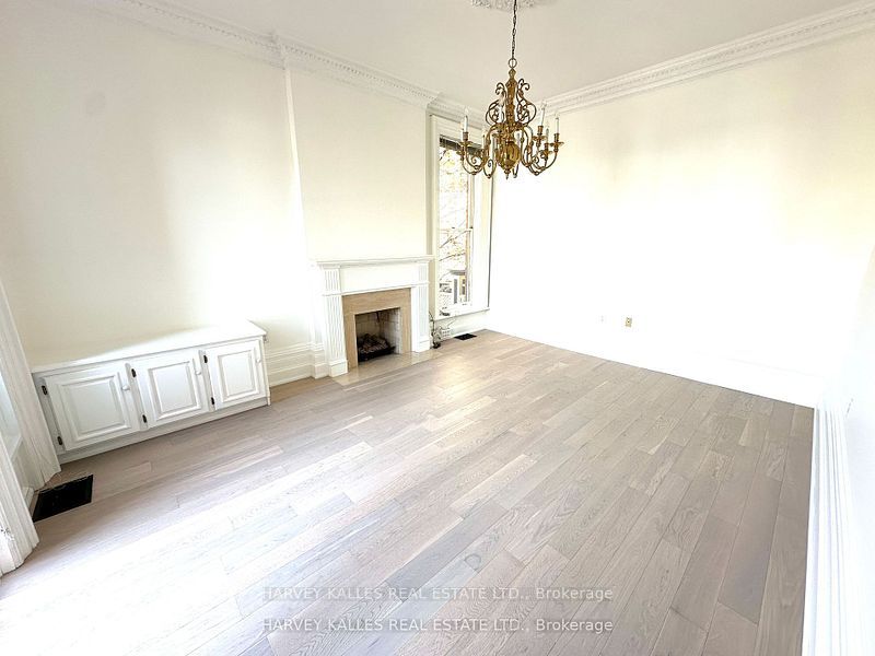 211 Carlton Street Property Photo 8