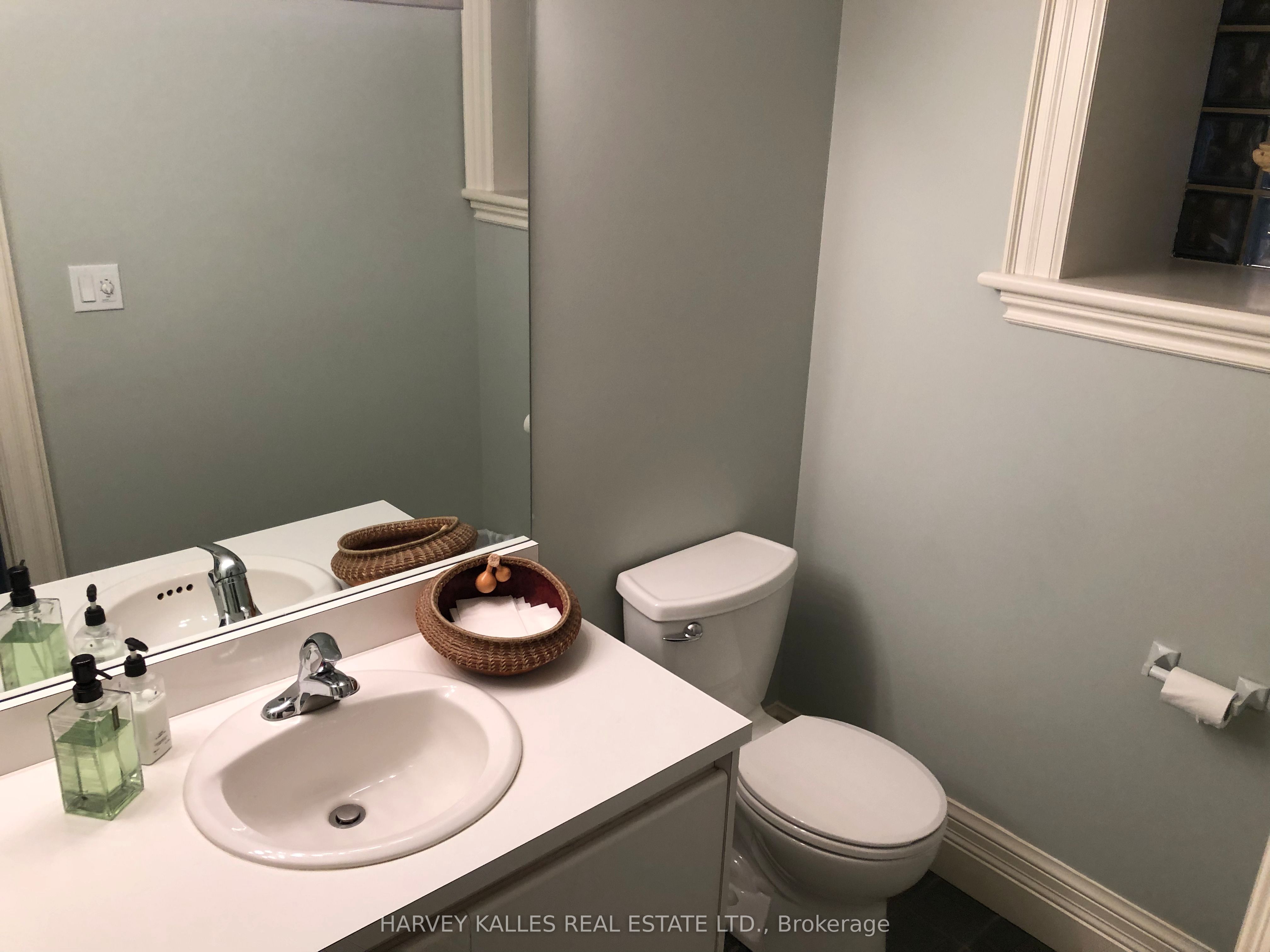 211 Carlton Street Property Photo 11