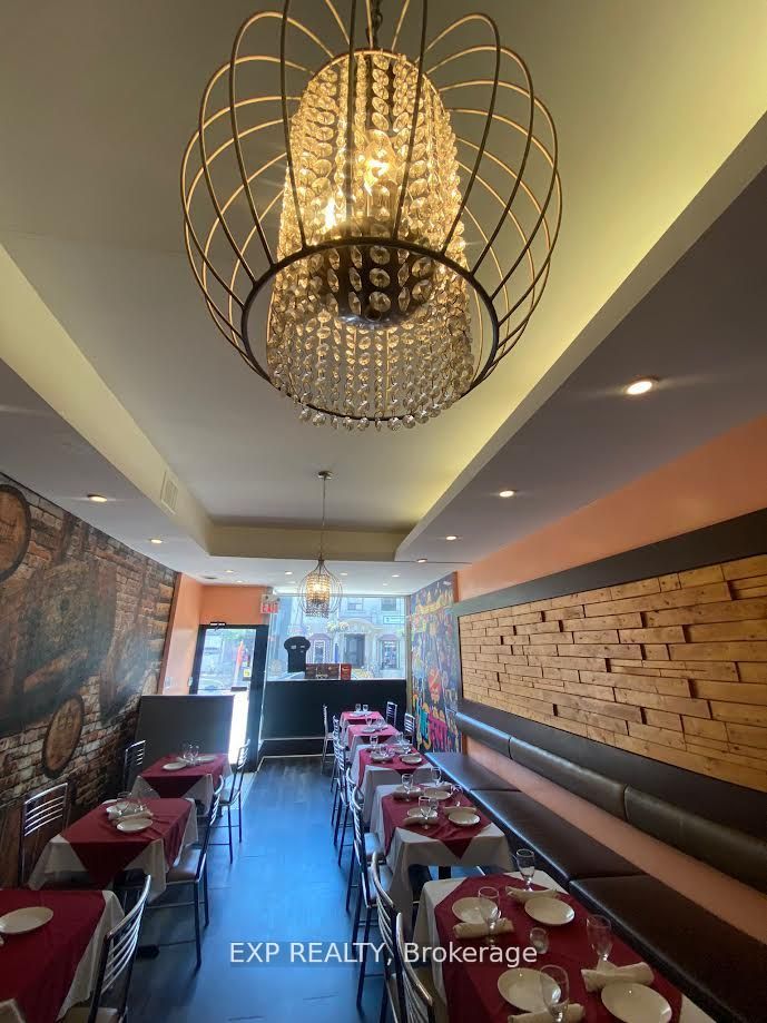 606 Bloor Street W Property Photo 2