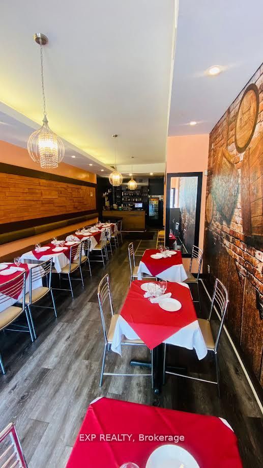 606 Bloor Street W Property Photo 3