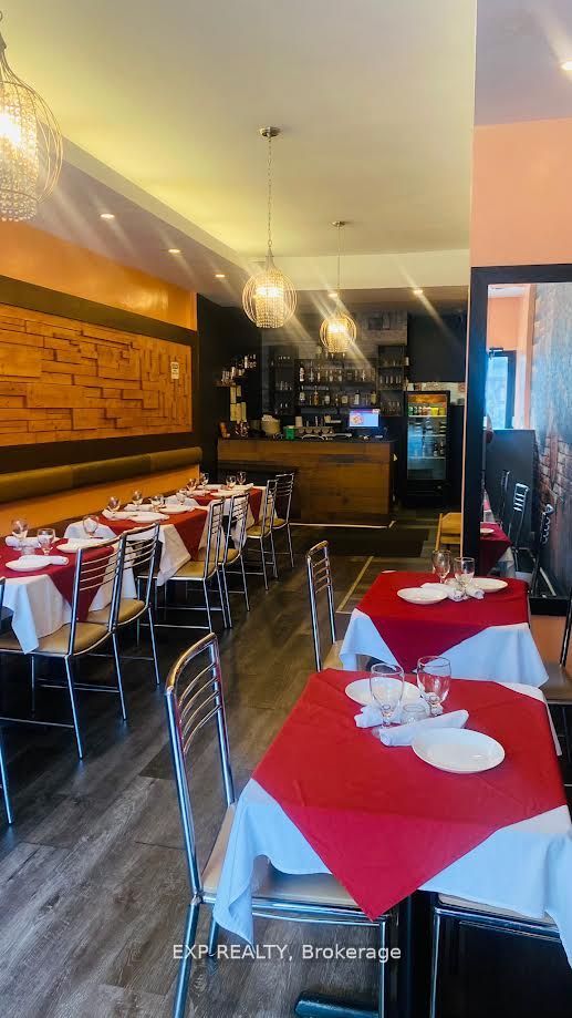 606 Bloor Street W Property Photo 4