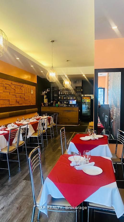 606 Bloor Street W Property Photo 5