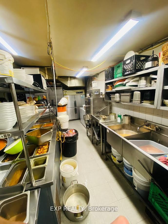 606 Bloor Street W Property Photo 6