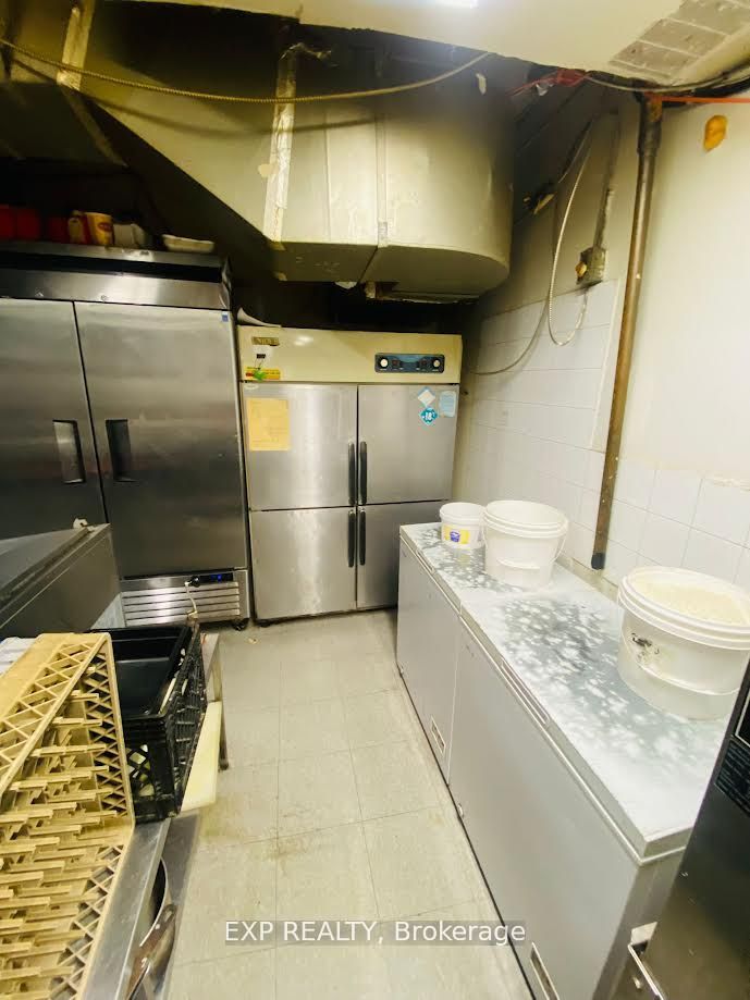 606 Bloor Street W Property Photo 7