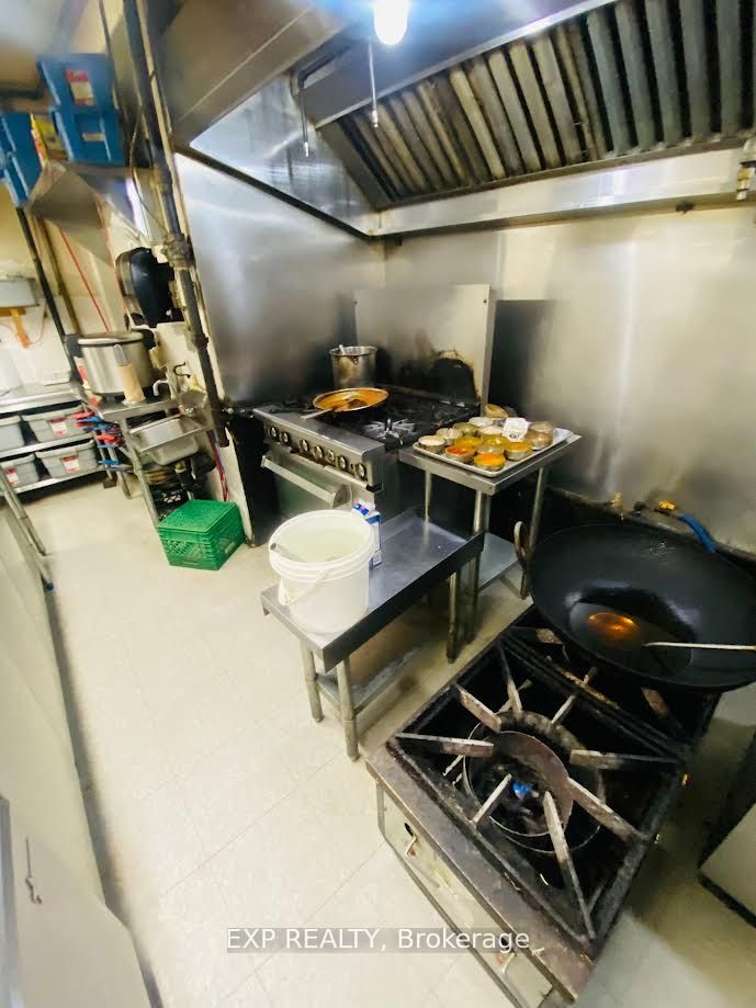 606 Bloor Street W Property Photo 8