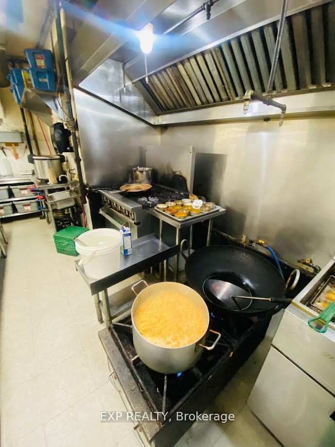 606 Bloor Street W Property Photo 9