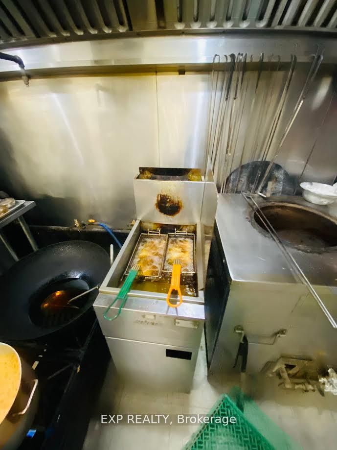 606 Bloor Street W Property Photo 10