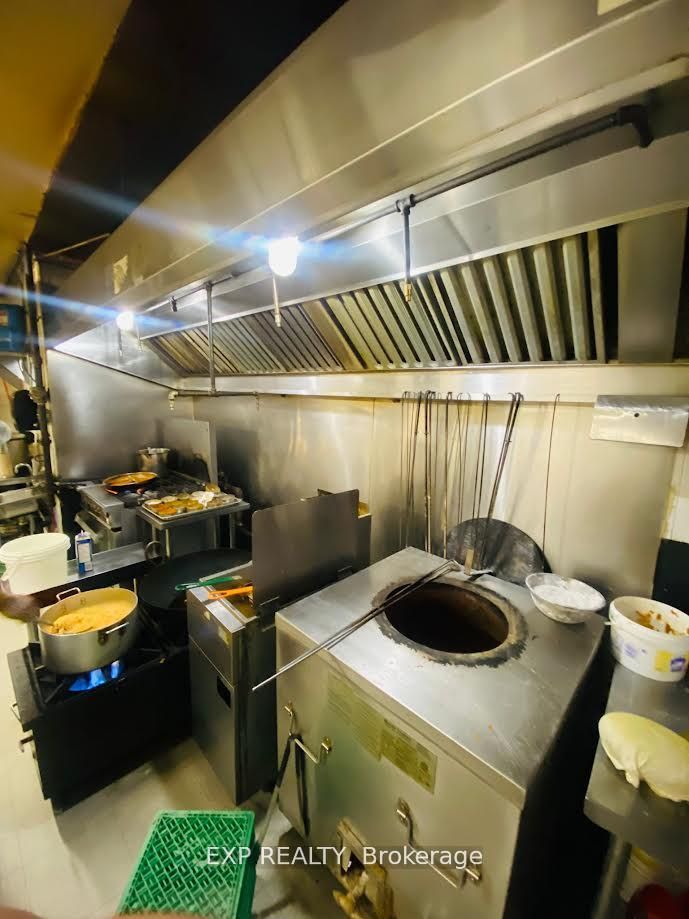 606 Bloor Street W Property Photo 11