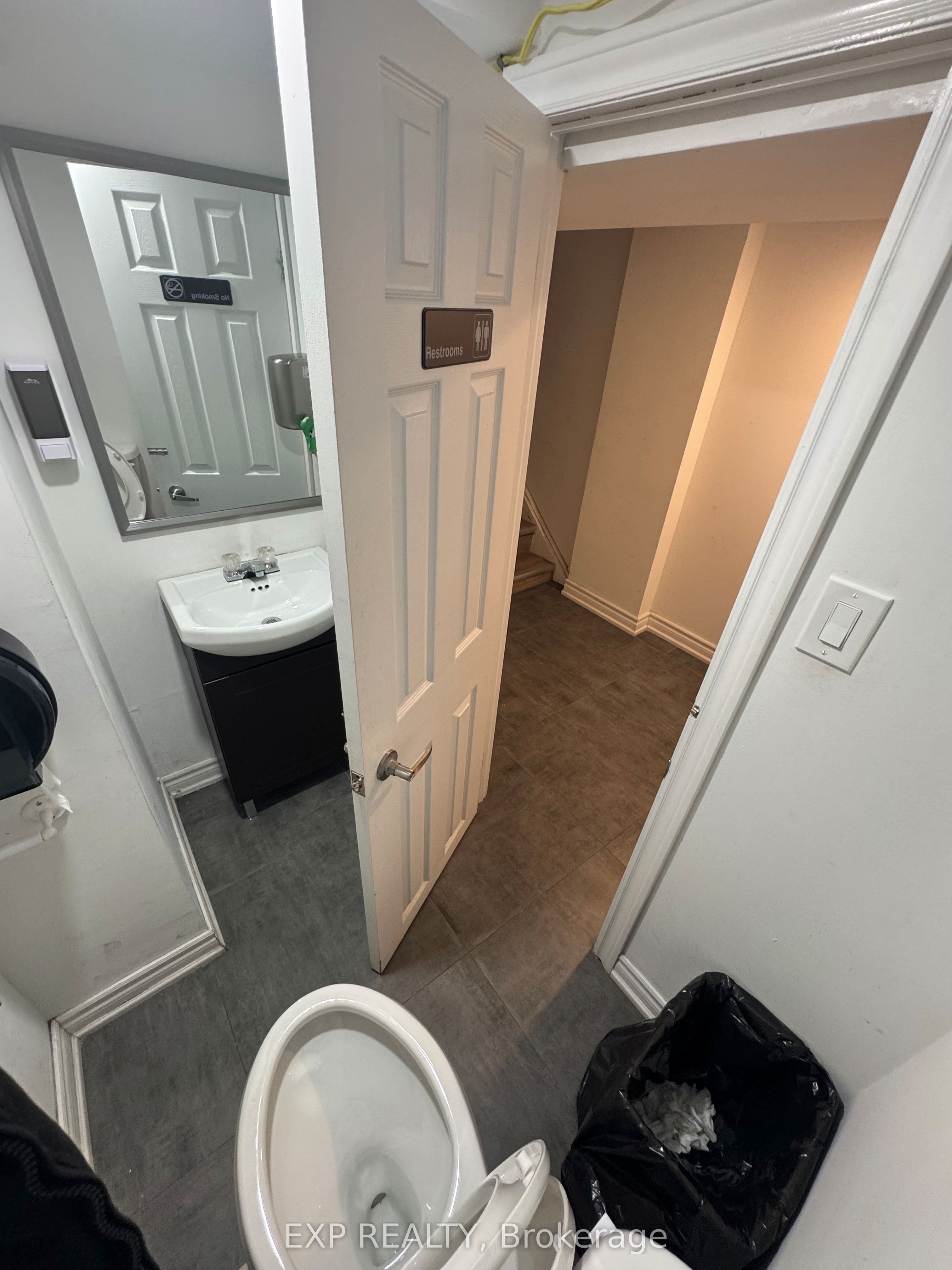 287 College Street Property Photo 10