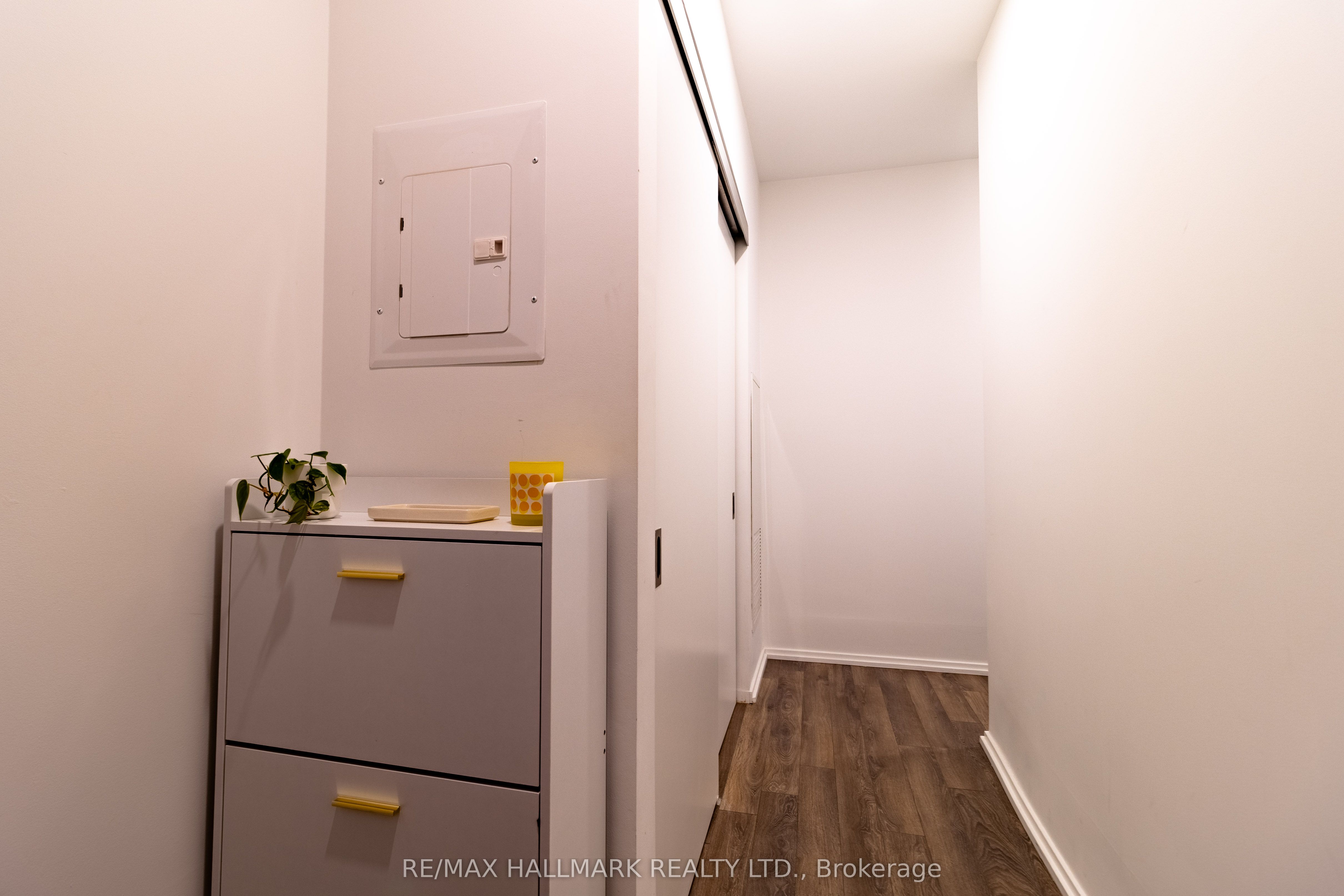 197 Yonge Street 1105 Property Photo 3