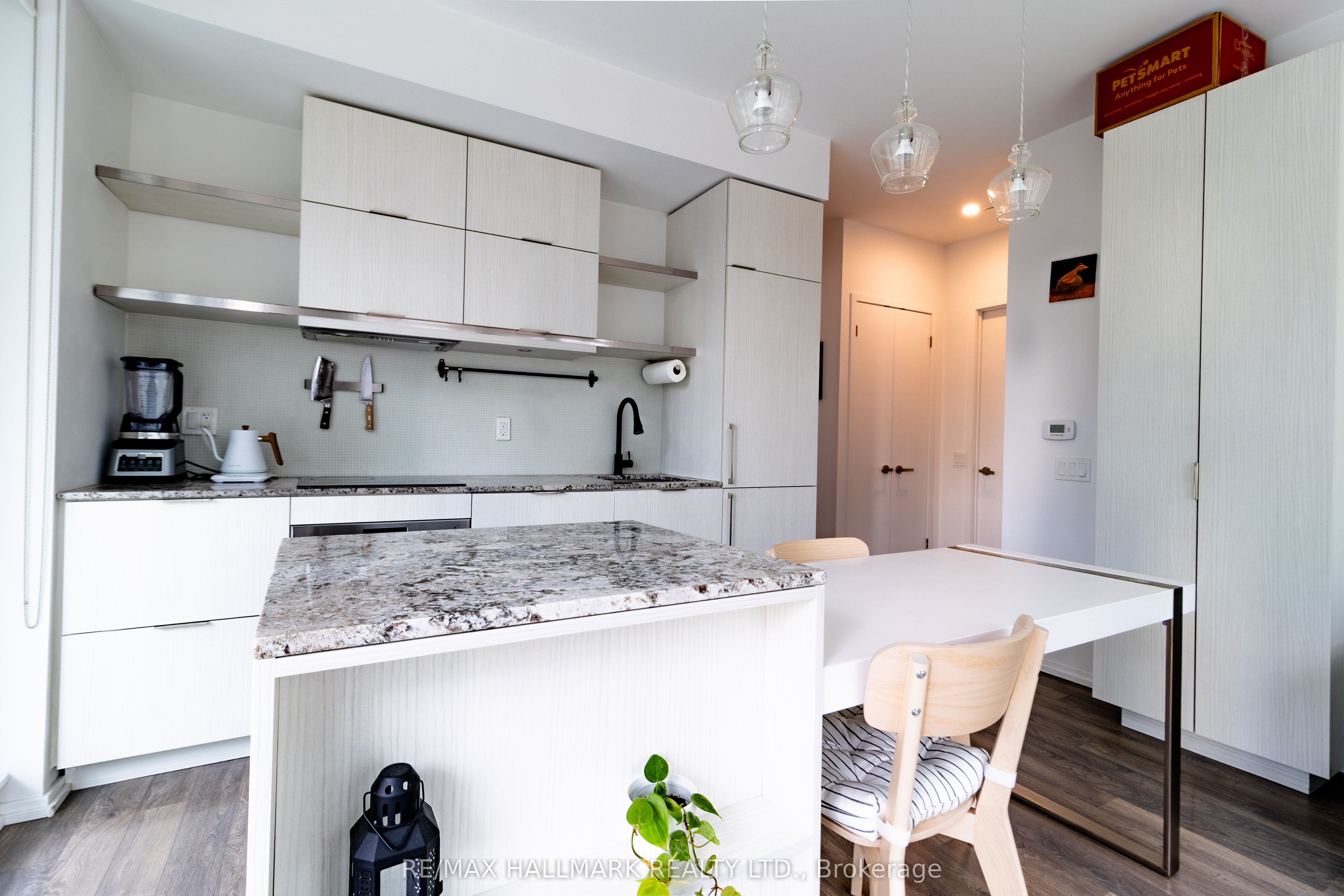 197 Yonge Street 1105 Property Photo 5