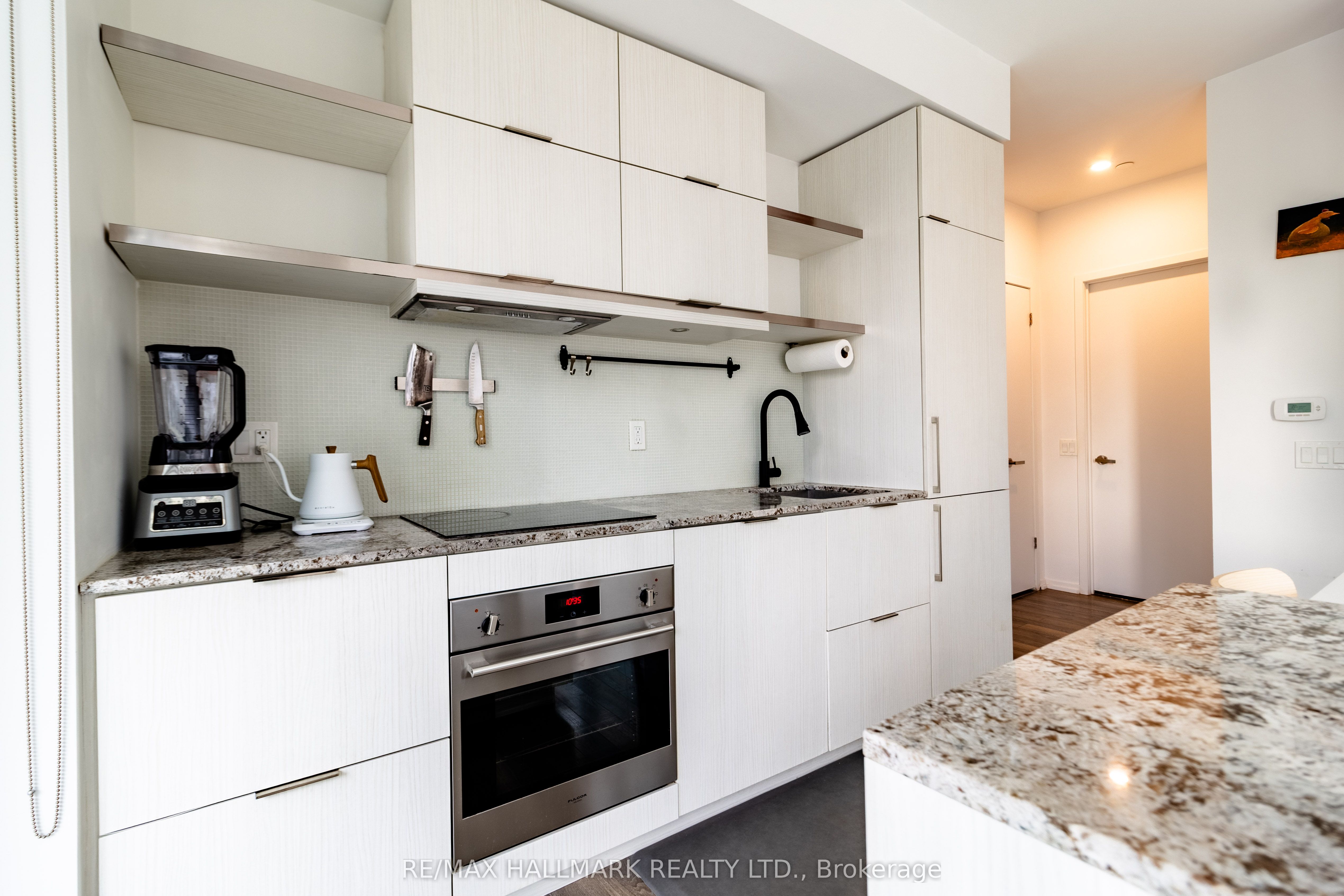 197 Yonge Street 1105 Property Photo 6