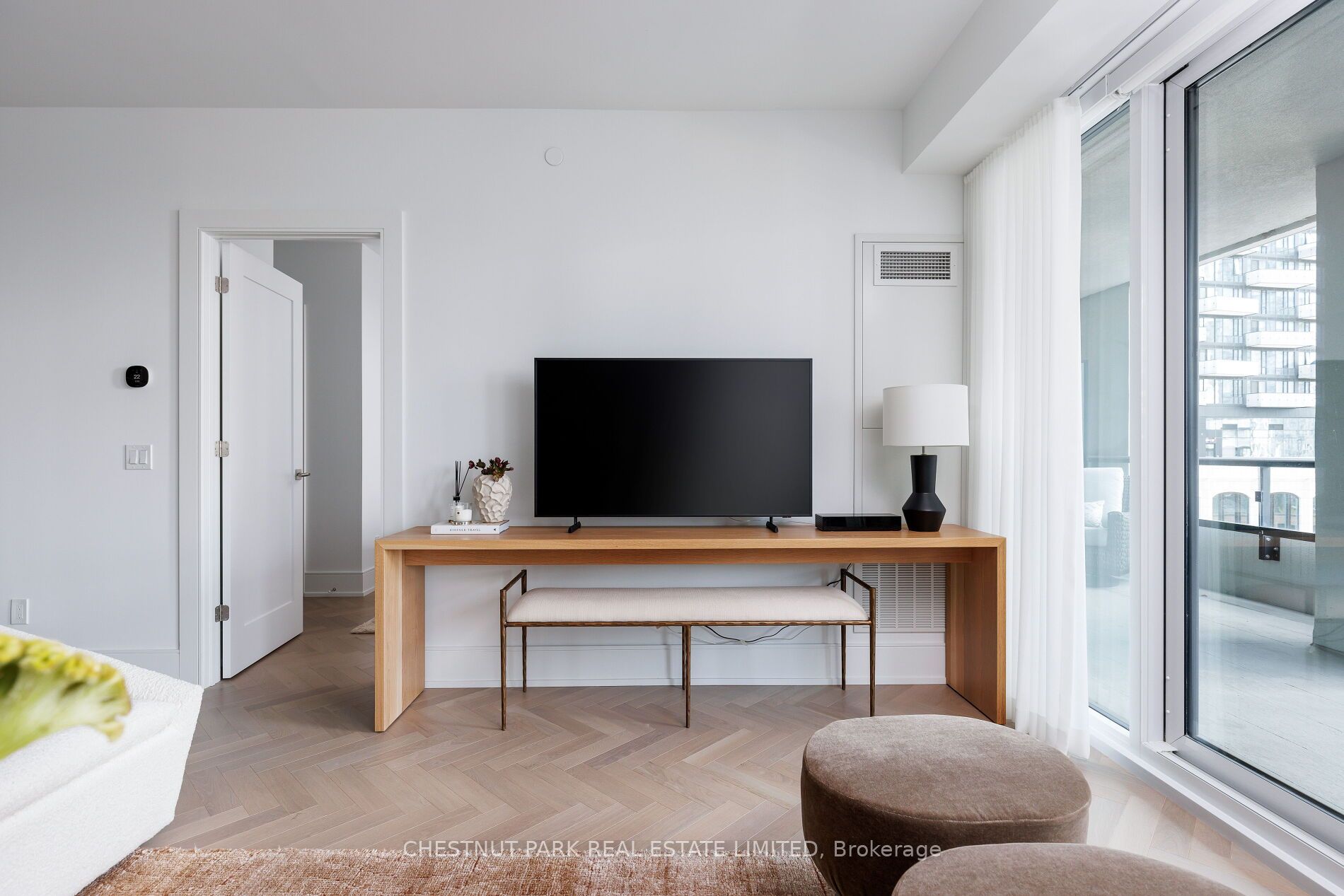 455 Wellington Street W 907 Property Photo 6