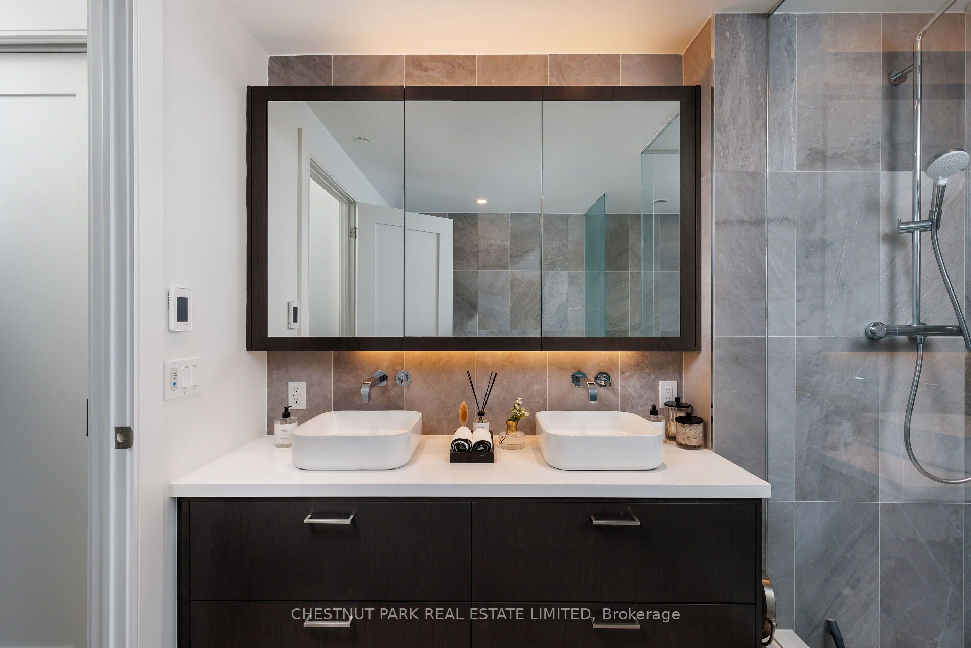 455 Wellington Street W 907 Property Photo 18