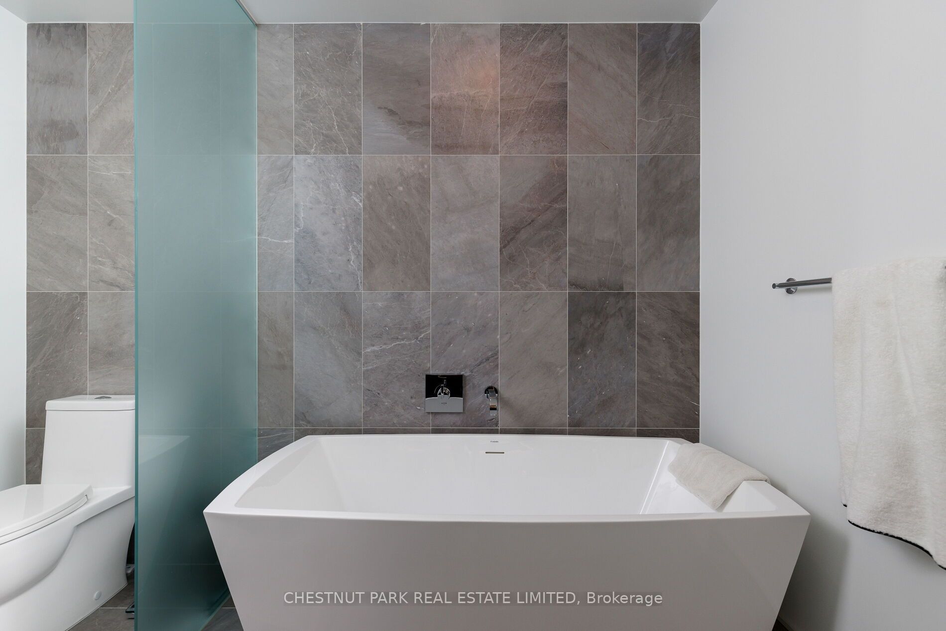 455 Wellington Street W 907 Property Photo 19