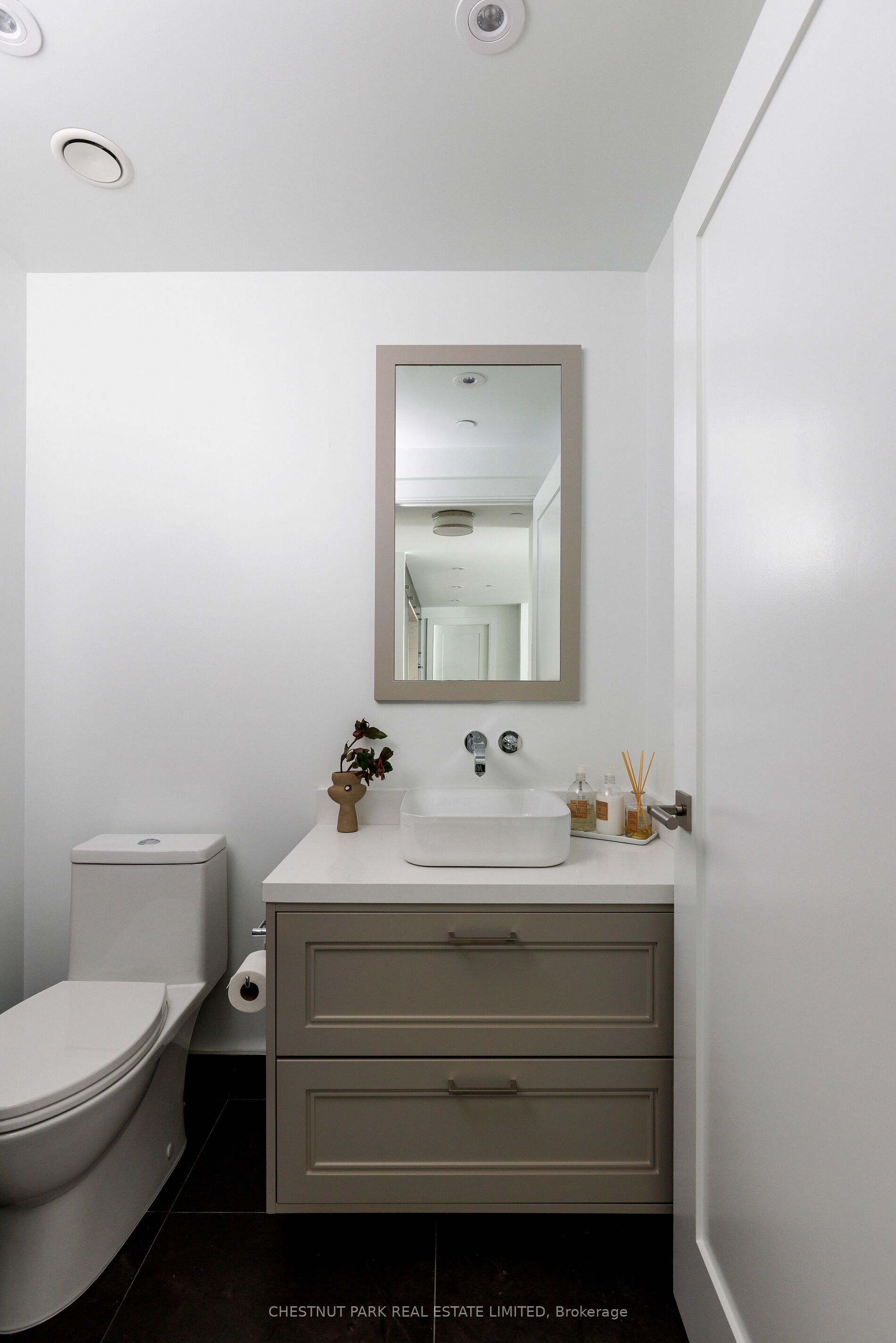 455 Wellington Street W 907 Property Photo 24