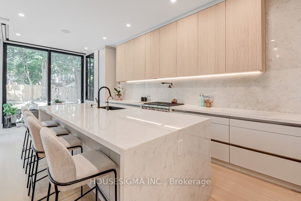 188 Duplex Avenue Property Photo 11