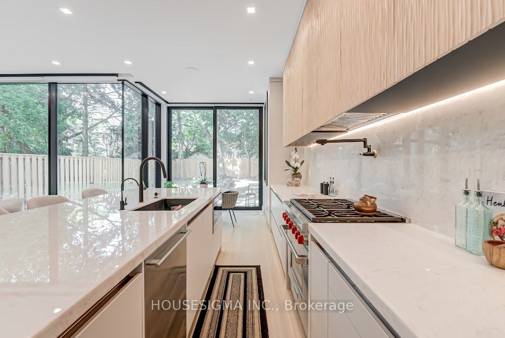 188 Duplex Avenue Property Photo 12