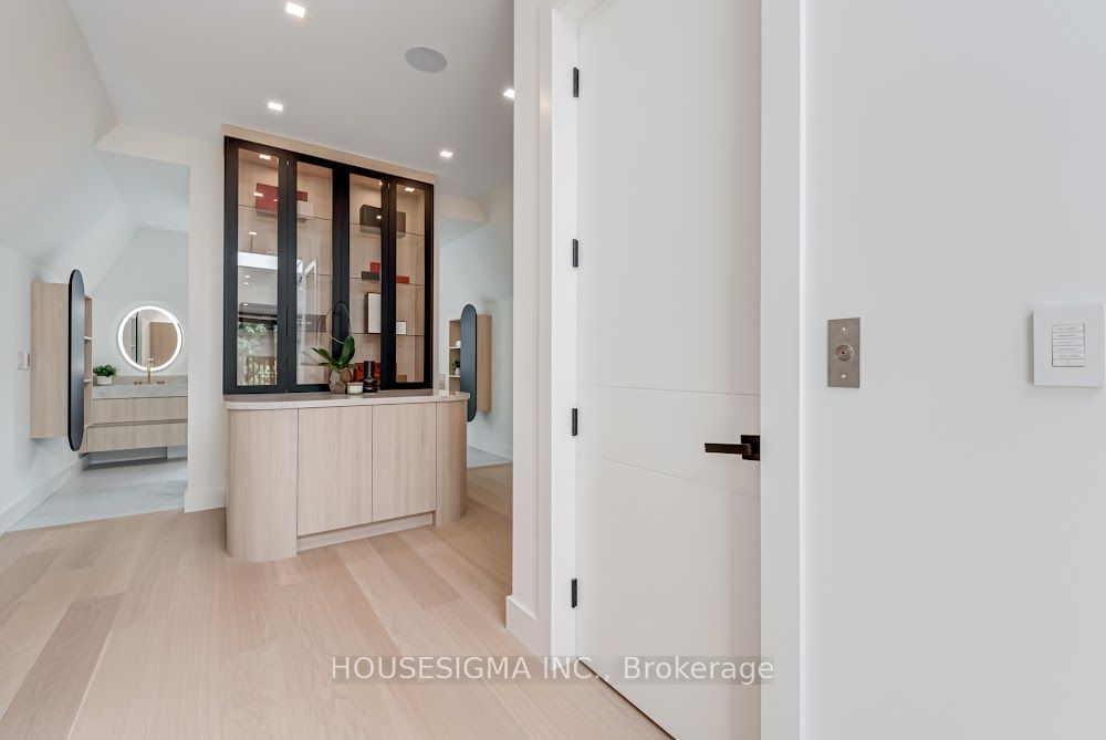 188 Duplex Avenue Property Photo 38