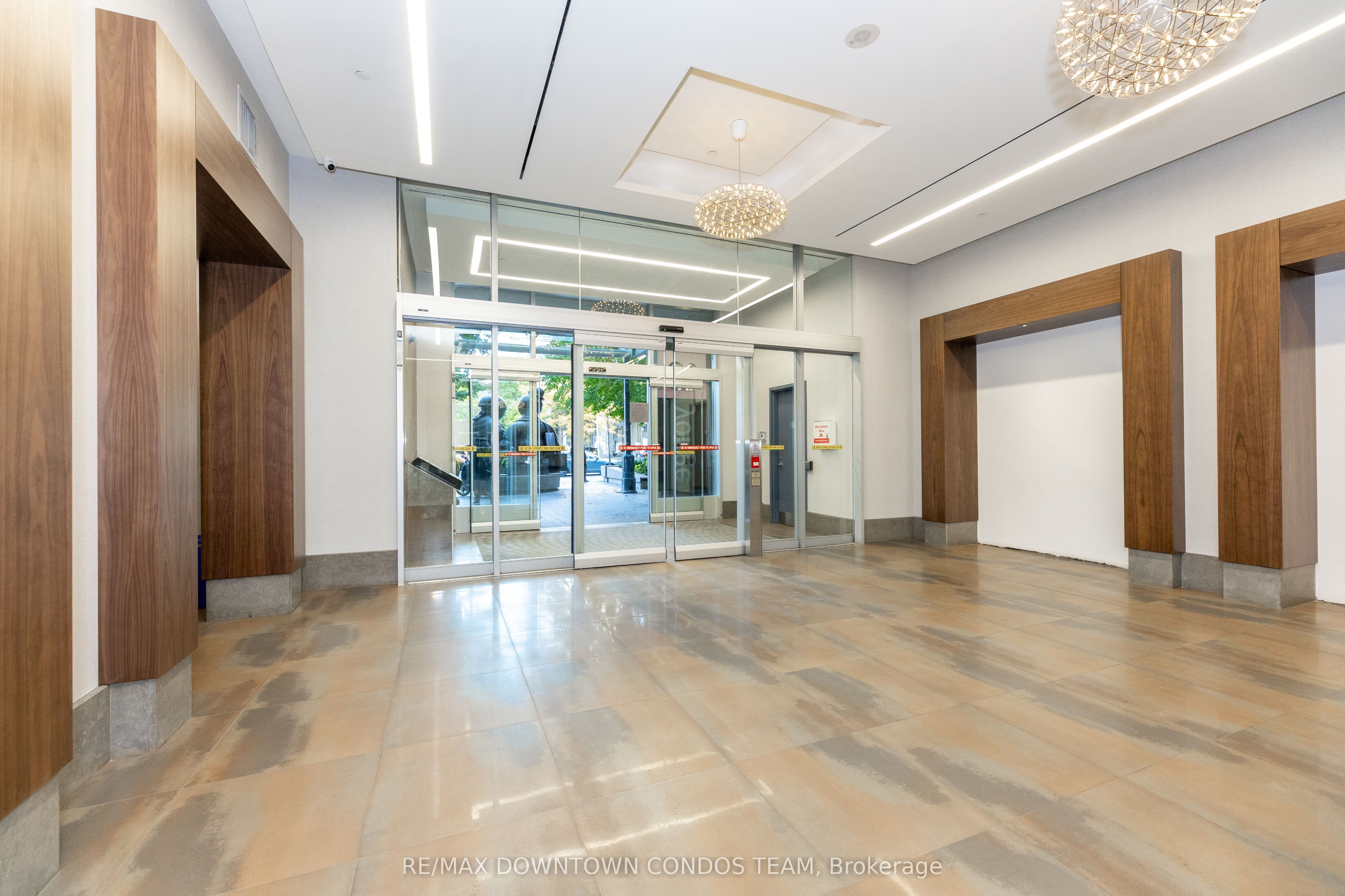 18 Yonge Street 1712 Property Photo 3