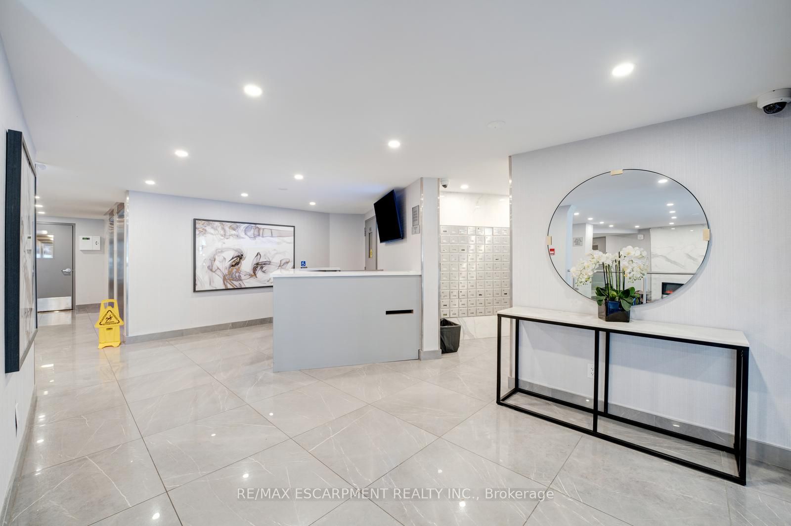 10 Edgecliff Golfway 206 Property Photo 4