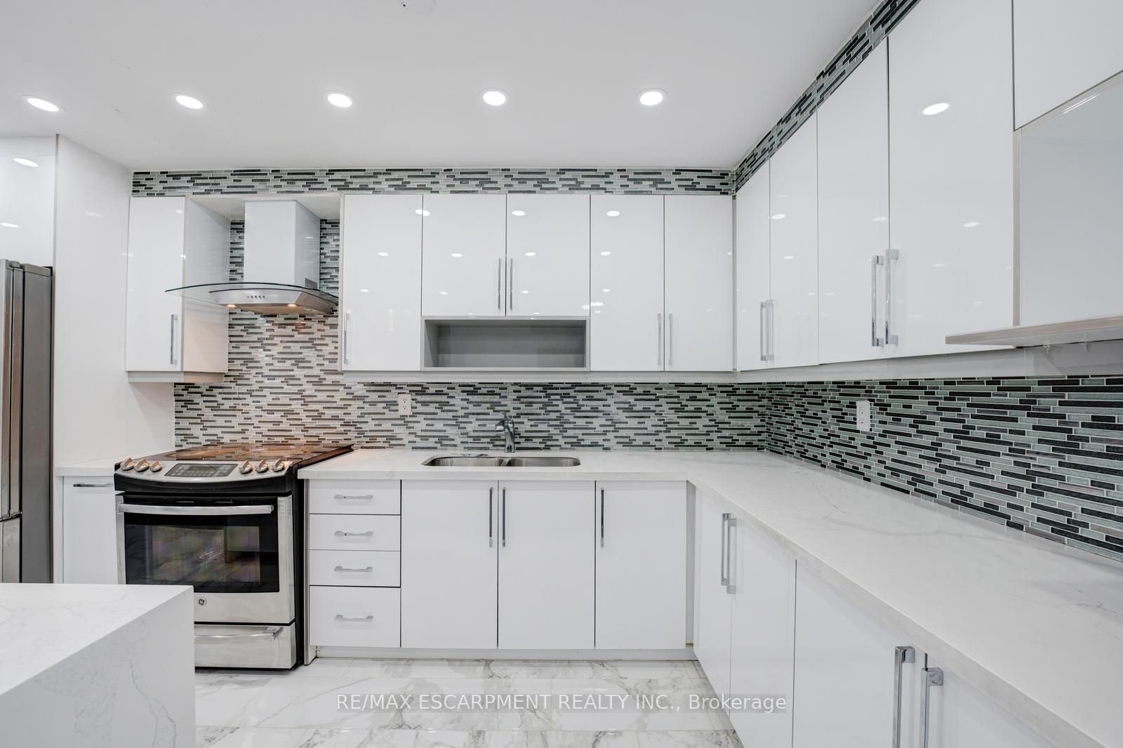 10 Edgecliff Golfway 206 Property Photo 9