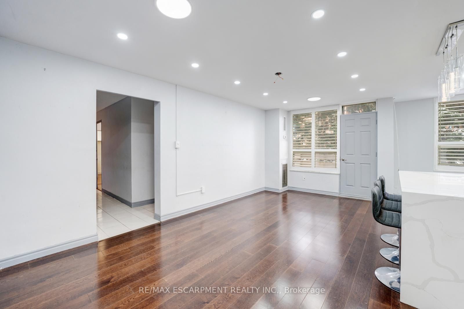 10 Edgecliff Golfway 206 Property Photo 16