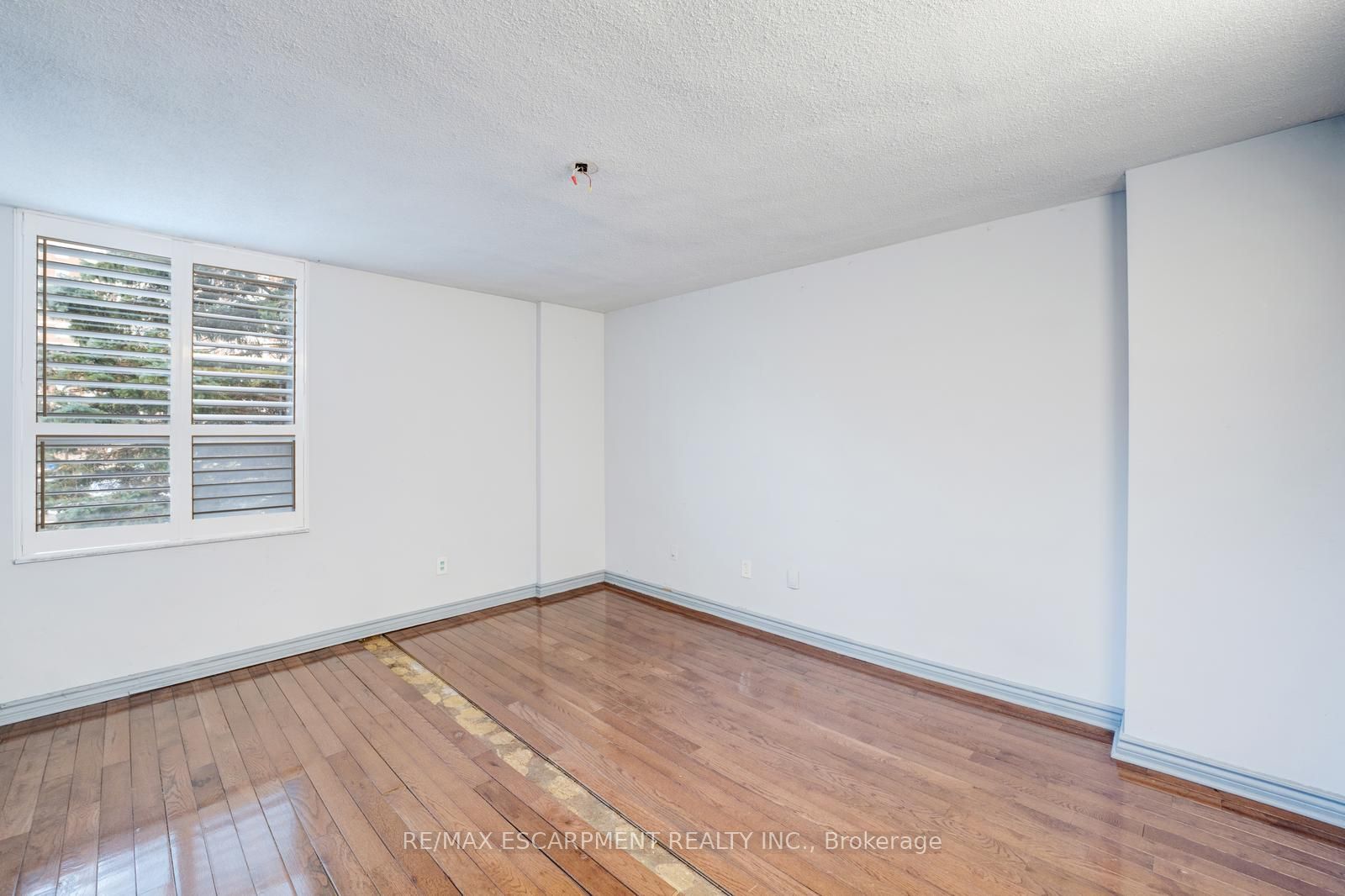 10 Edgecliff Golfway 206 Property Photo 18