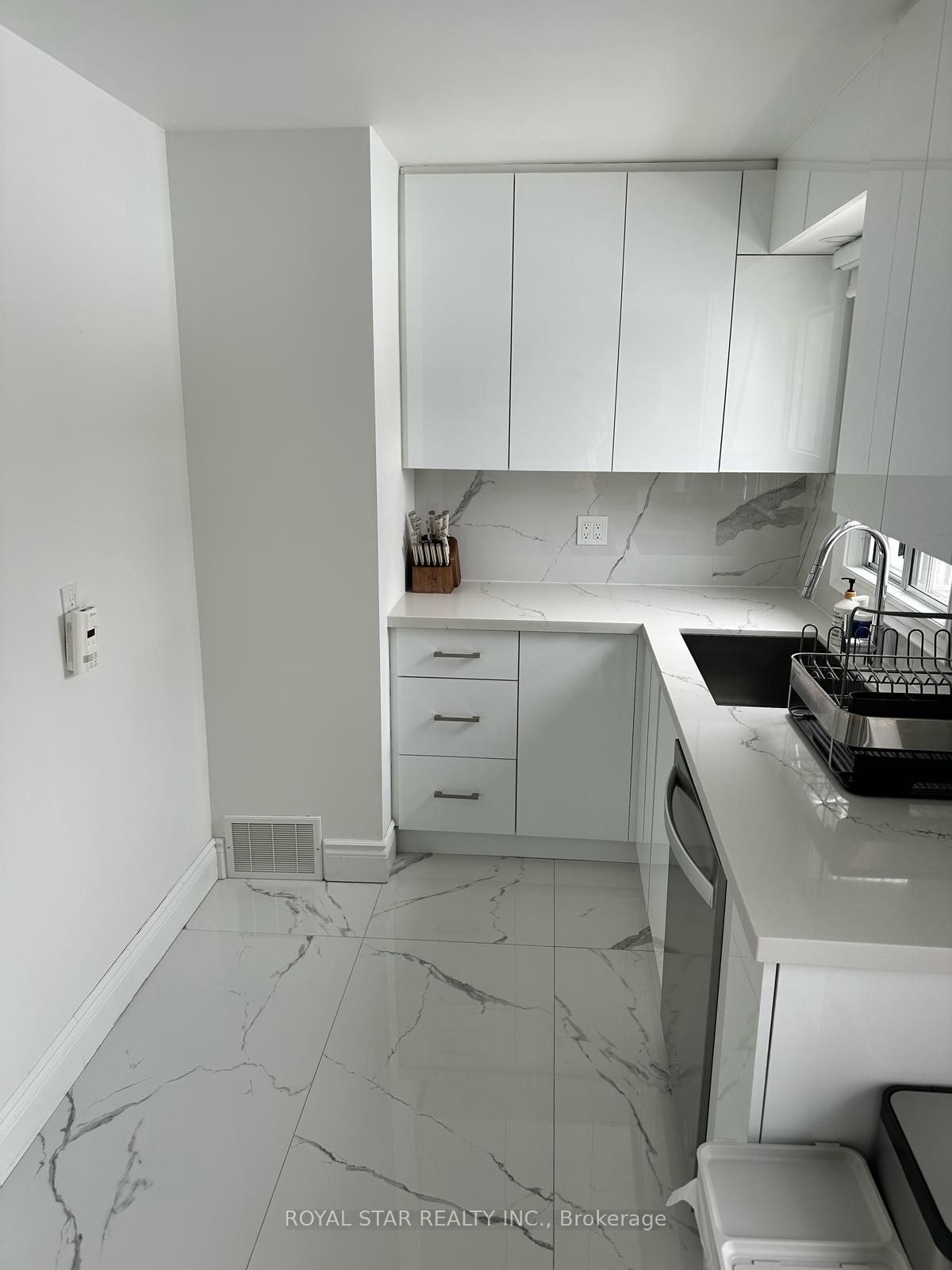 9 Roycrest Avenue Room Property Photo 6