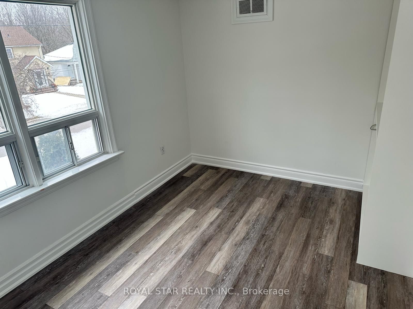 9 Roycrest Avenue Room Property Photo 10