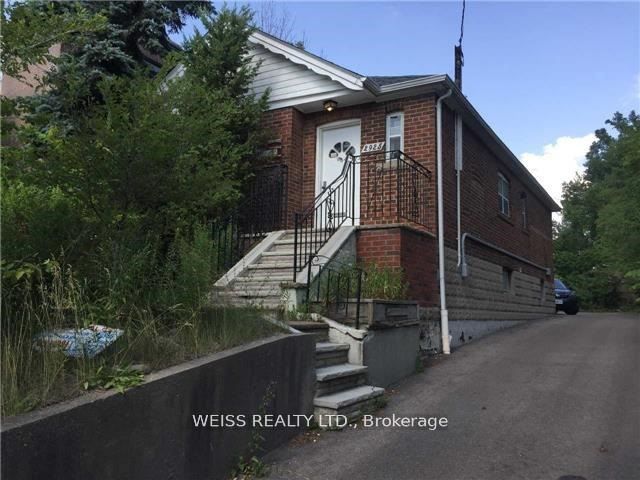 2925 Bathurst Street Property Photo 1