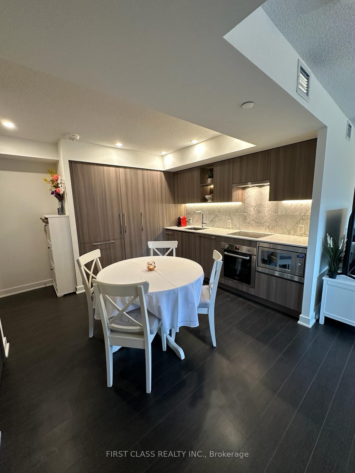 19 Bathurst Street 1111 Property Photo 1