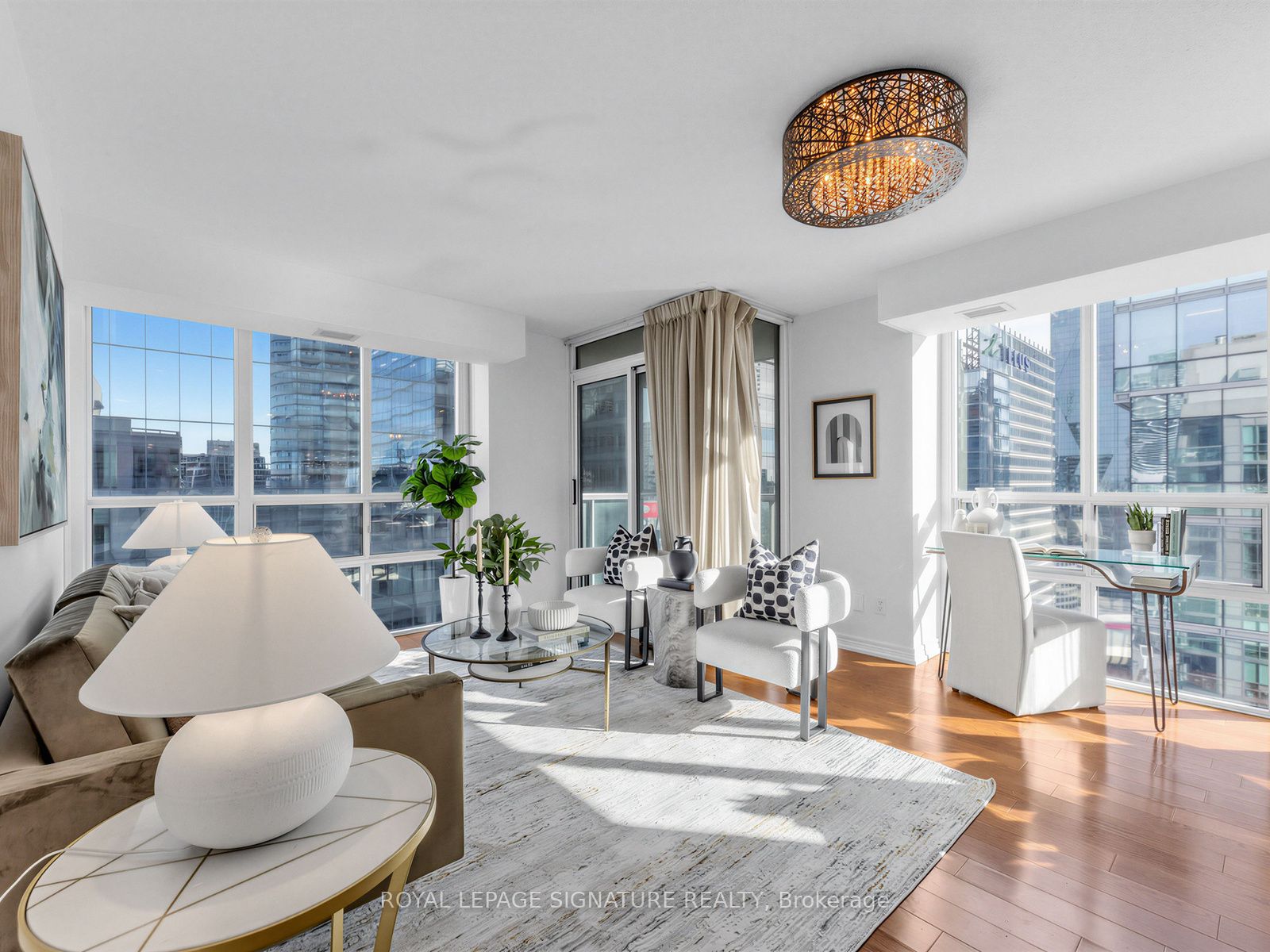 30 Grand Trunk Crescent 3906