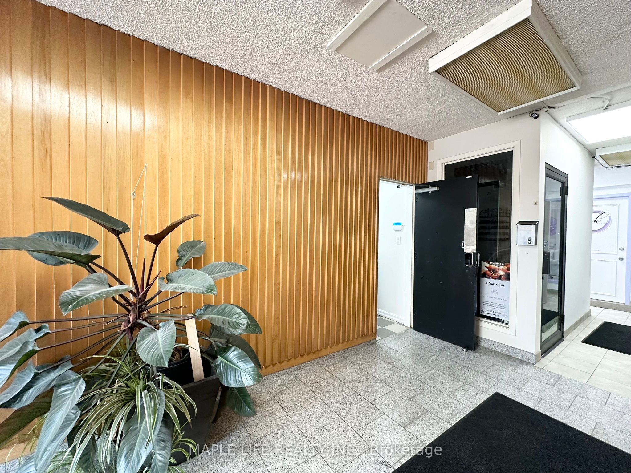 901 Yonge Street Lower Property Photo 2