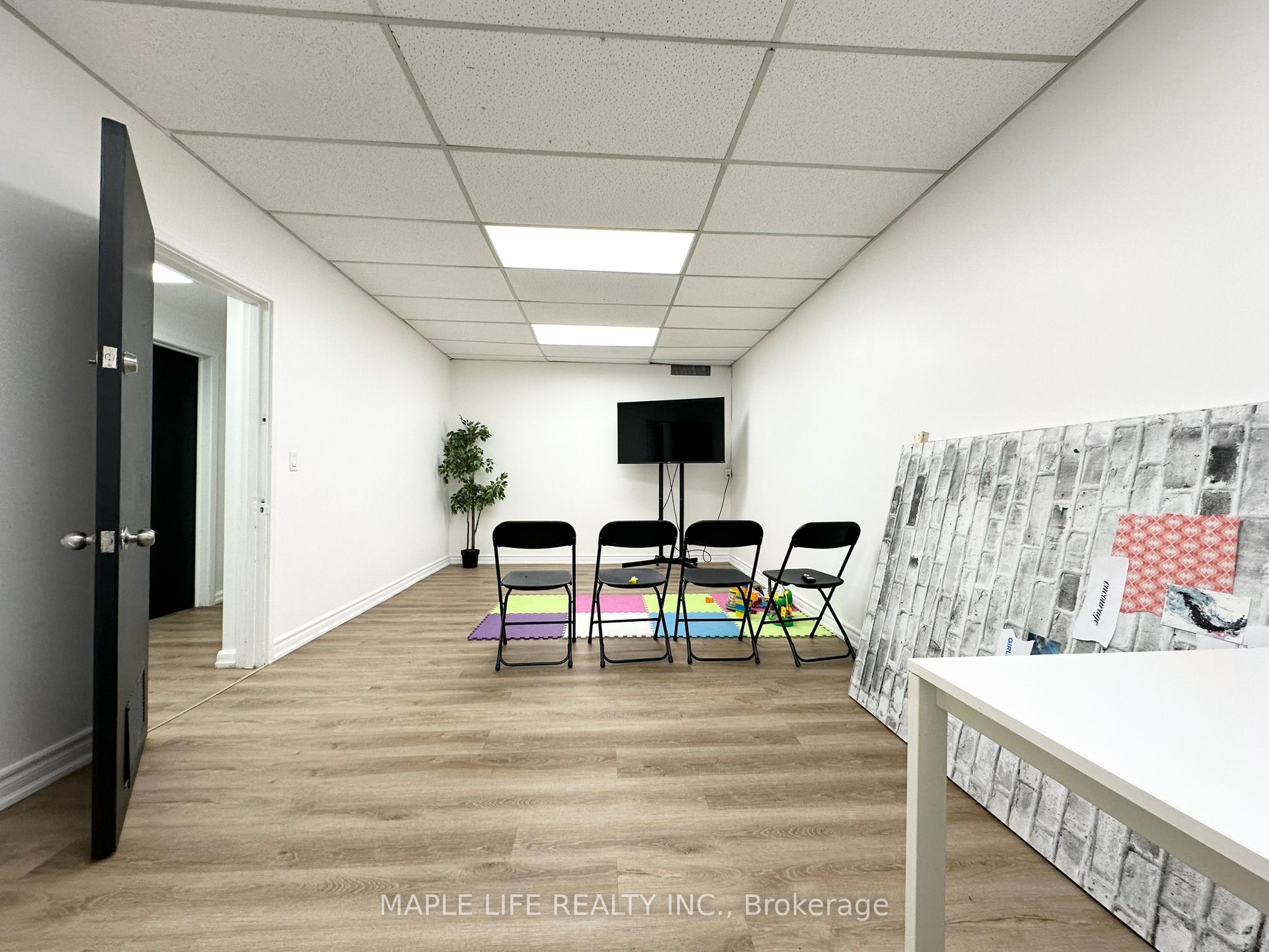 901 Yonge Street Lower Property Photo 6