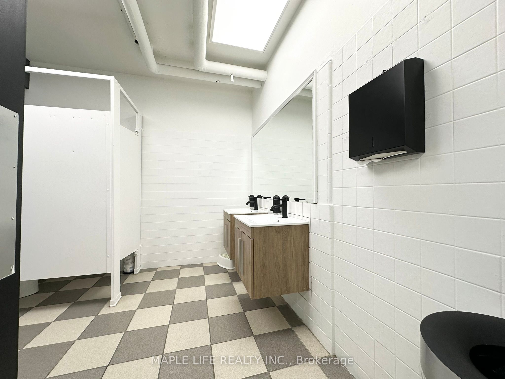 901 Yonge Street Lower Property Photo 9