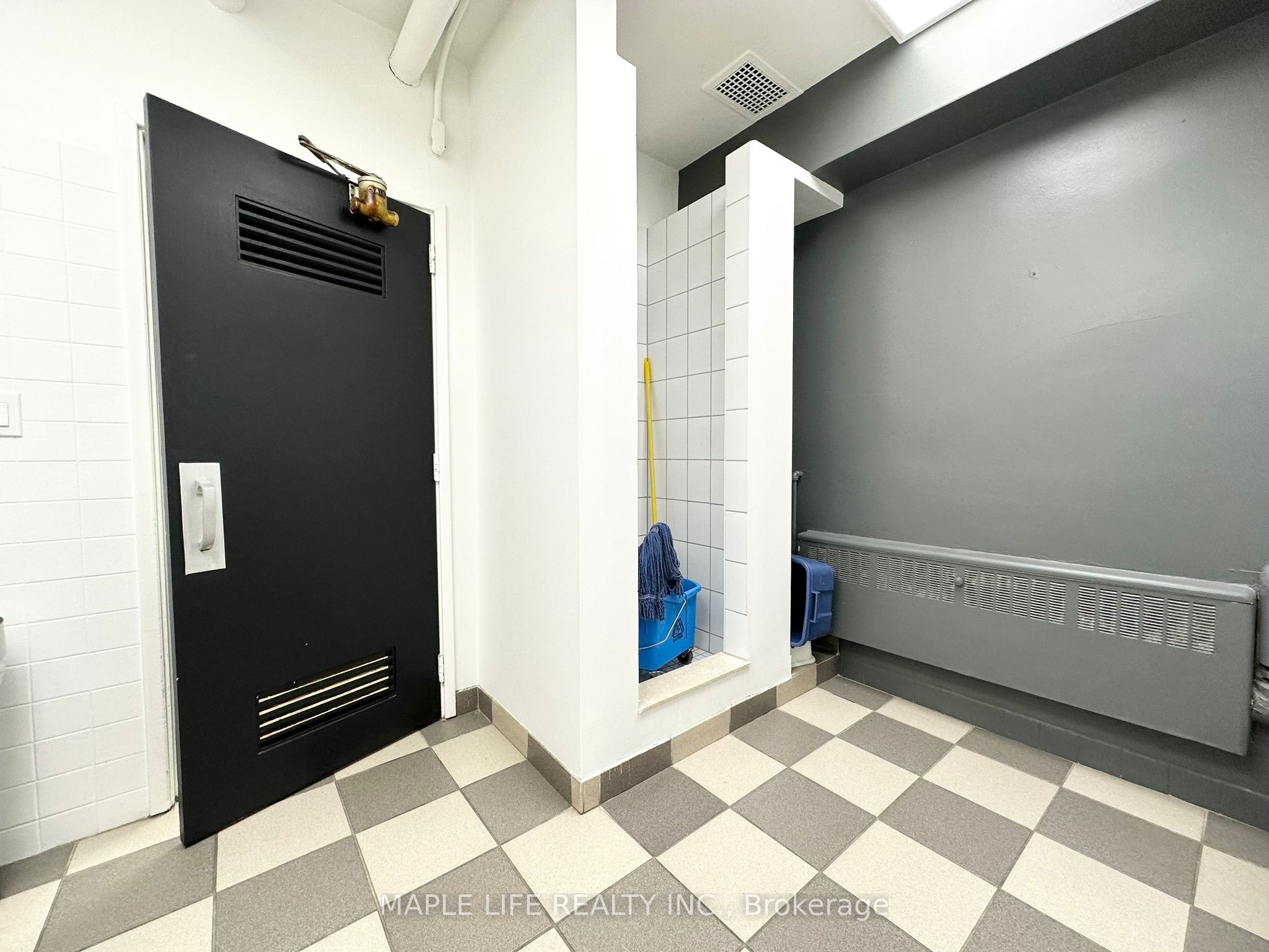 901 Yonge Street Lower Property Photo 10