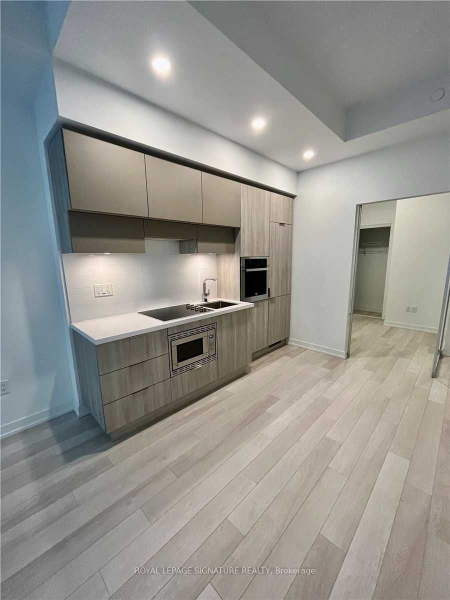 39 Roehampton Avenue 308 Property Photo 2