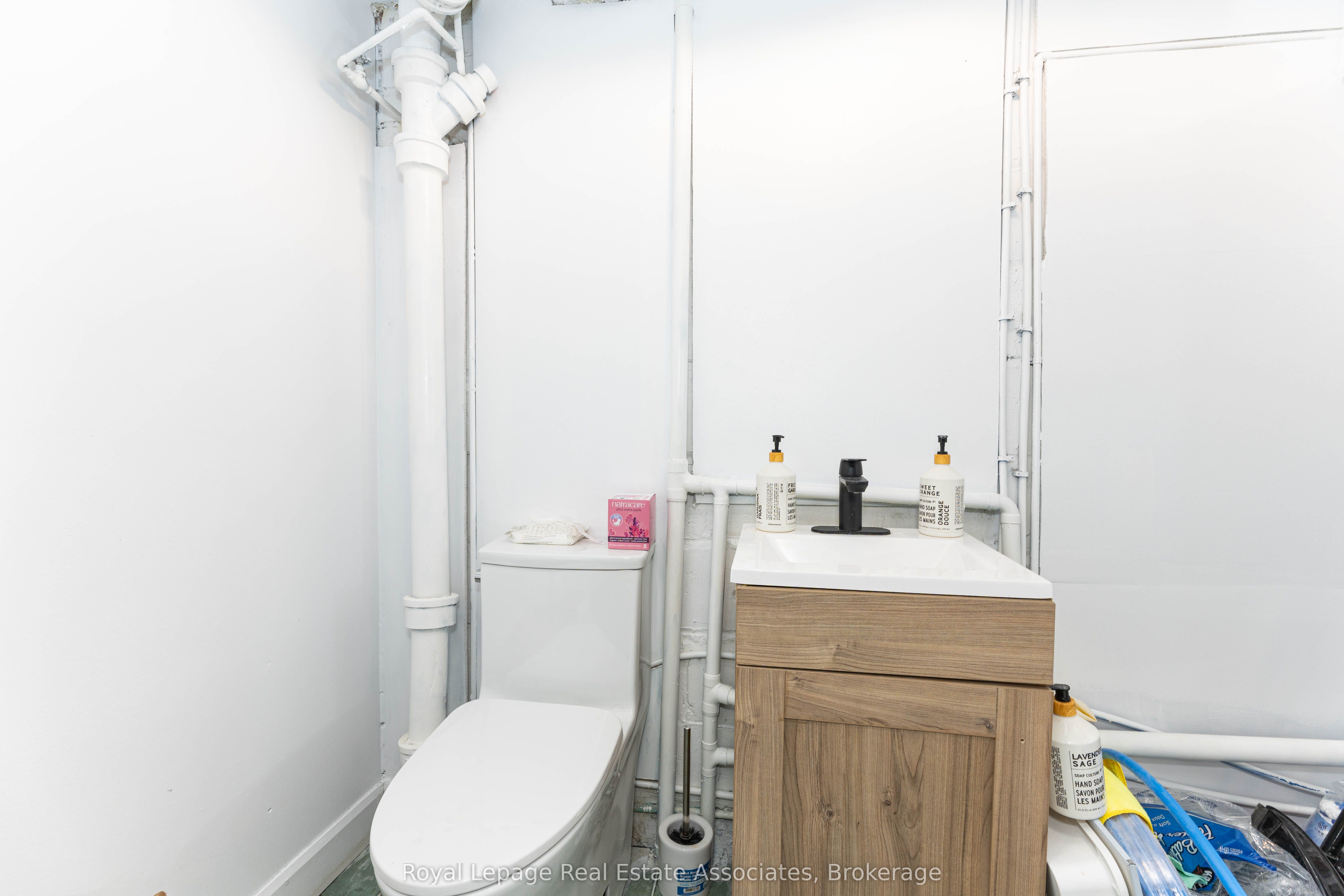 618 Queen Street W Property Photo 17