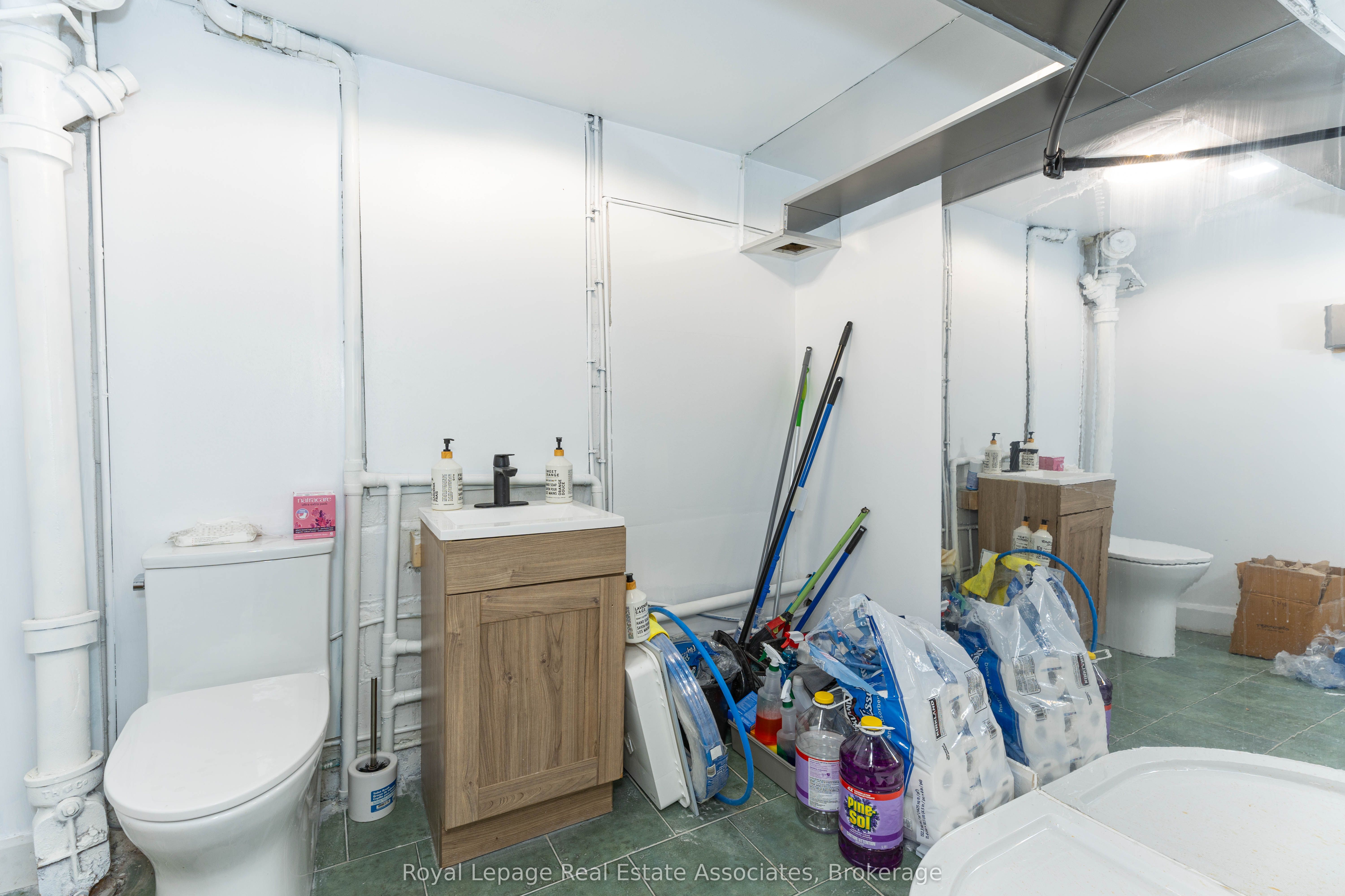 618 Queen Street W Property Photo 18