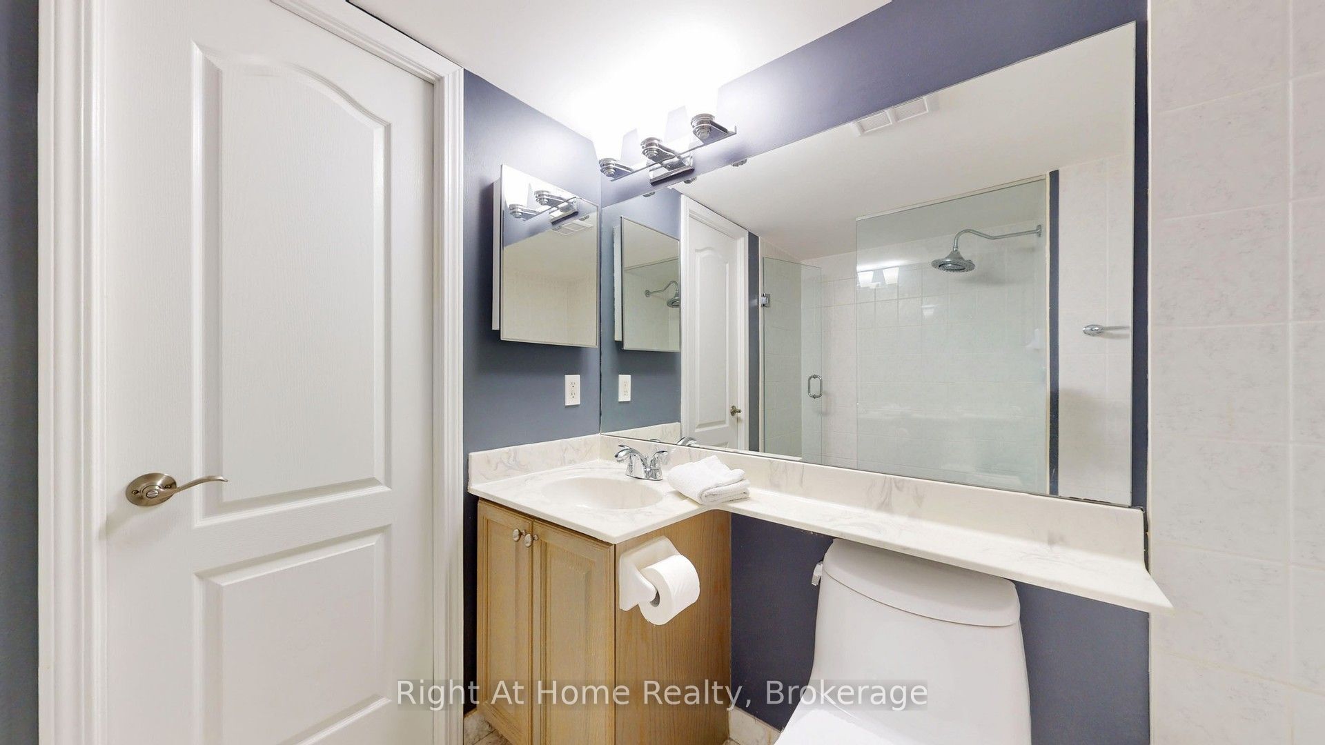 228 Queens Quay W 209 Property Photo 17