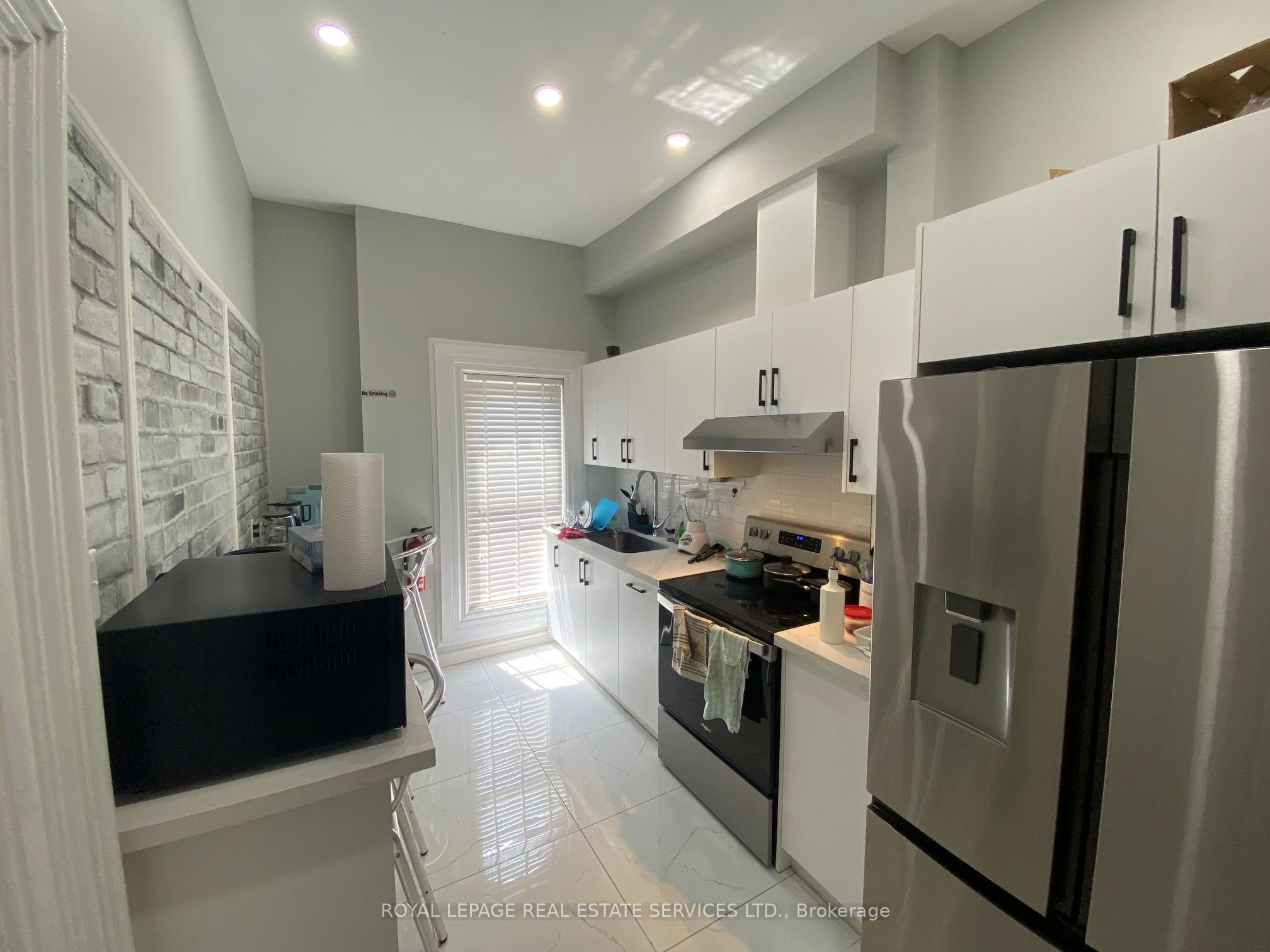 206 Carlton Street 203 Property Photo 4