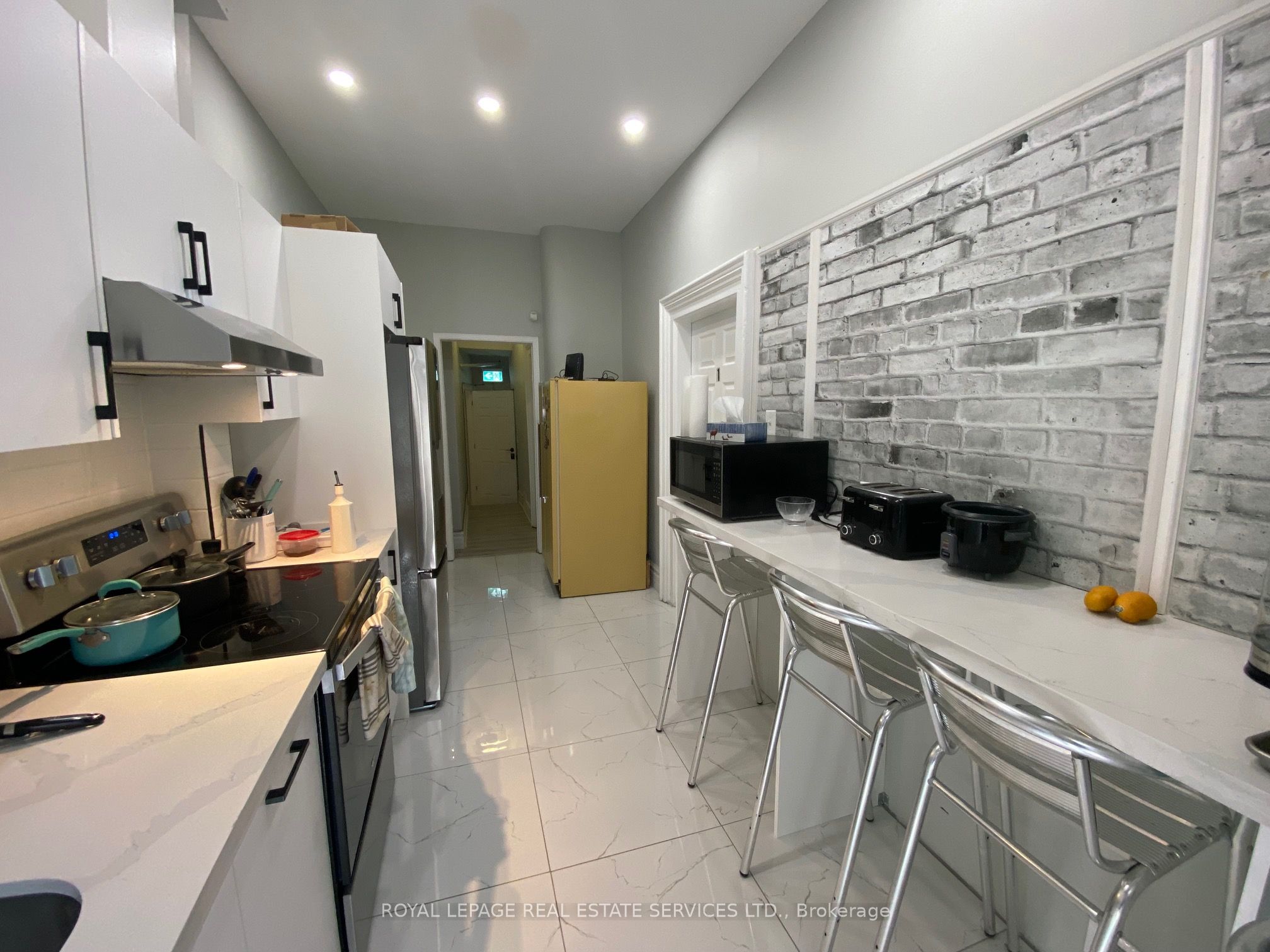 206 Carlton Street 203 Property Photo 5