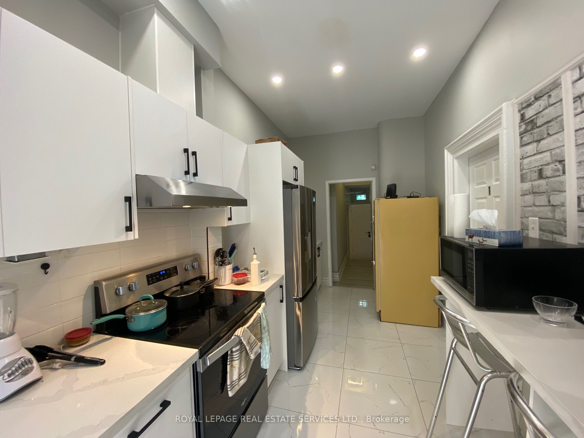 206 Carlton Street 203 Property Photo 6