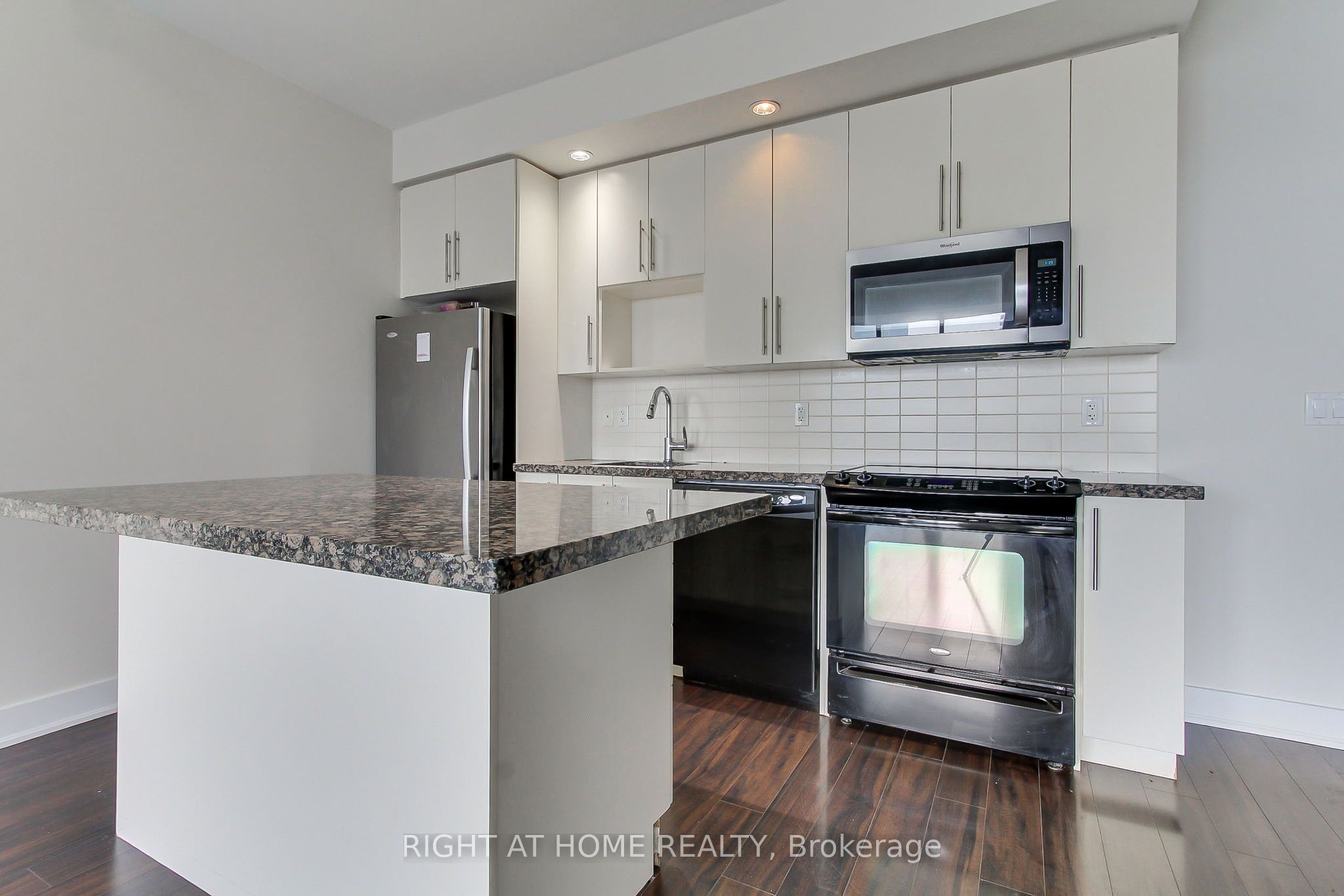 28 Linden Street 1405 Property Photo 17