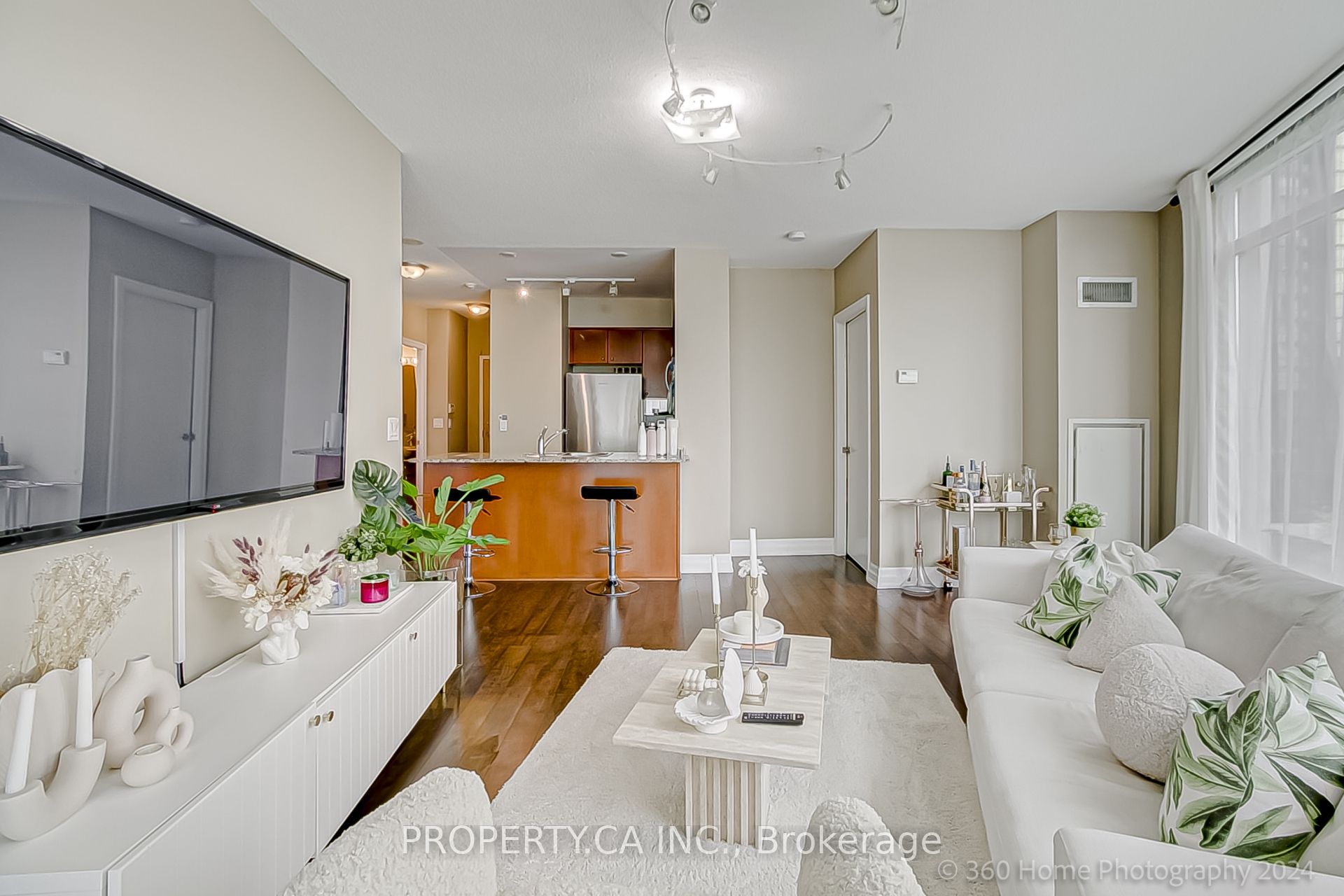 8 Scollard Street 702 Property Photo 3